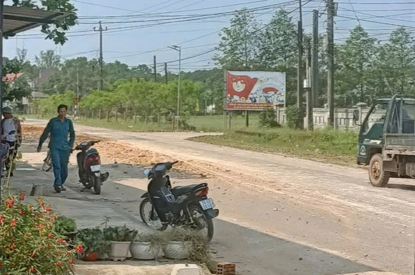 Quảng Trị: Bất an với xe tải chở đất phóng nhanh, gây ô nhiễm- Ảnh 2.