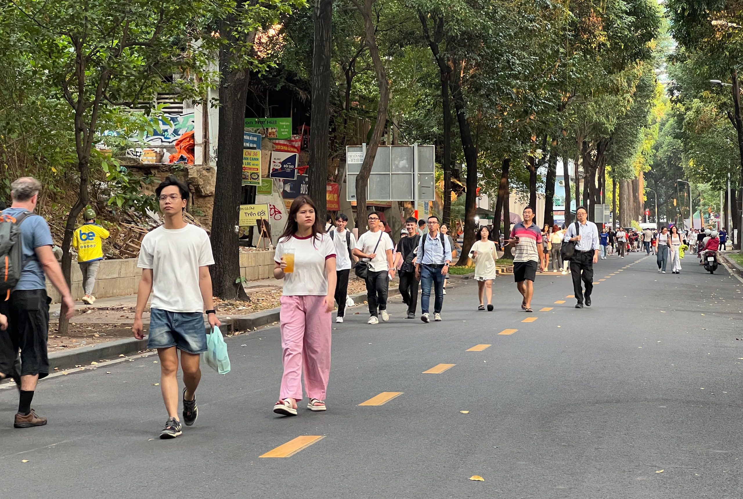 Diễu binh 30.4 ở TP.HCM: Ấn tượng áo dài, cờ đỏ sao vàng- Ảnh 11. Diễu binh 30.4 ở TP.HCM: Ấn tượng áo dài, cờ đỏ sao vàng- Ảnh 11.