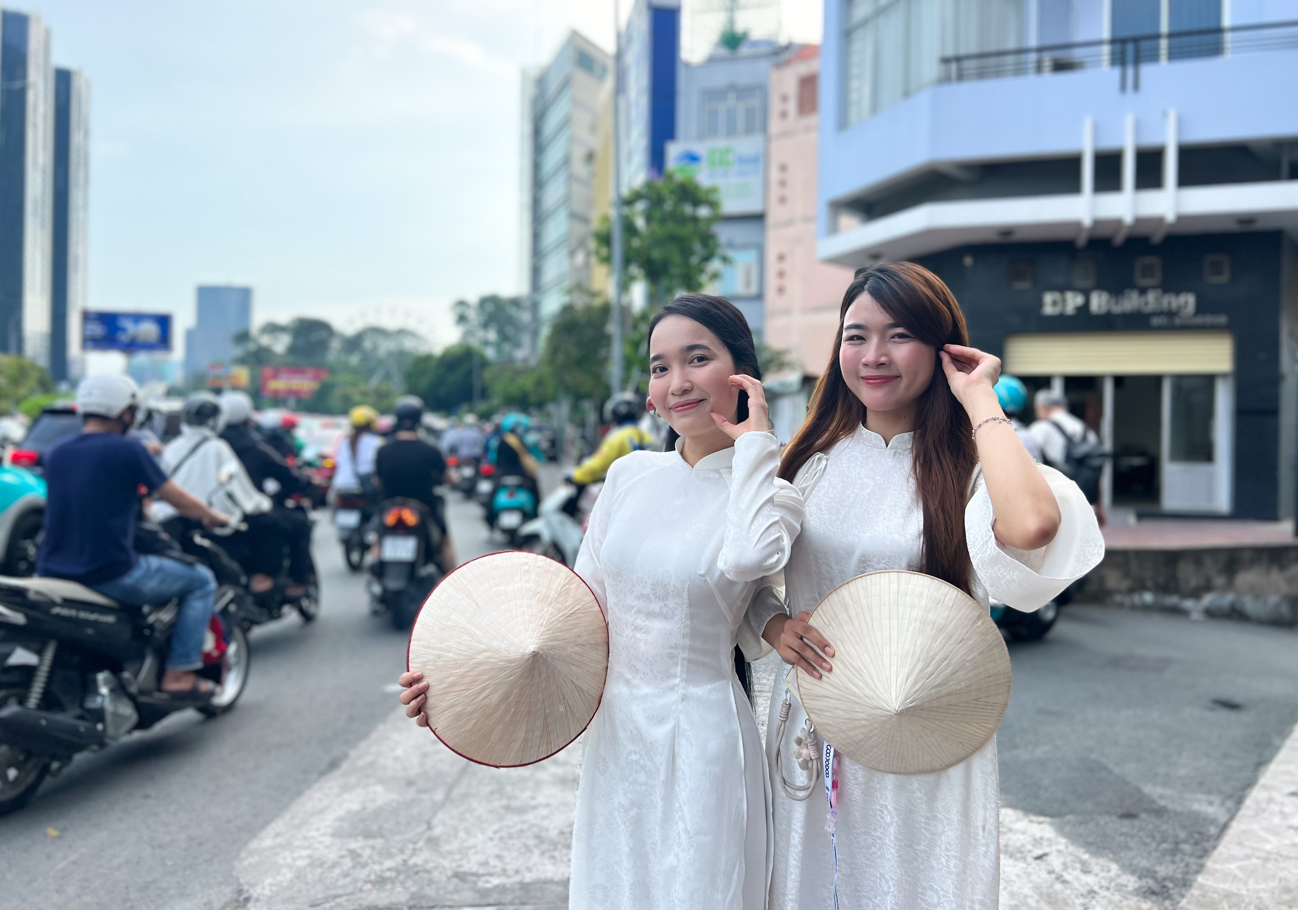 Diễu binh 30.4 ở TP.HCM: Ấn tượng áo dài, cờ đỏ sao vàng- Ảnh 8.