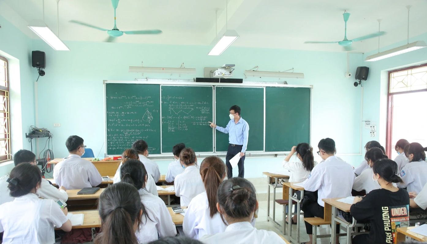 Khuyến khích giáo viên dạy thêm không thu tiền, không dùng ngân sách - Ảnh 1.