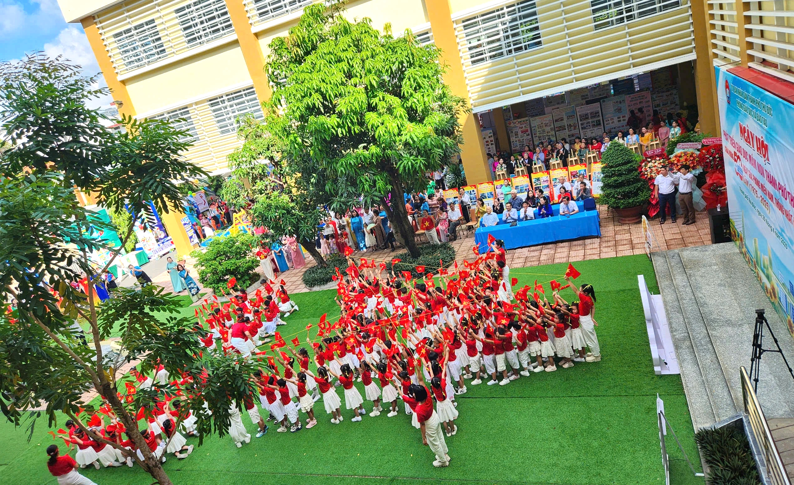 Mầm non Thủ Đức rực rỡ cờ đỏ sao vàng mừng 50 năm đất nước thống nhất- Ảnh 3.