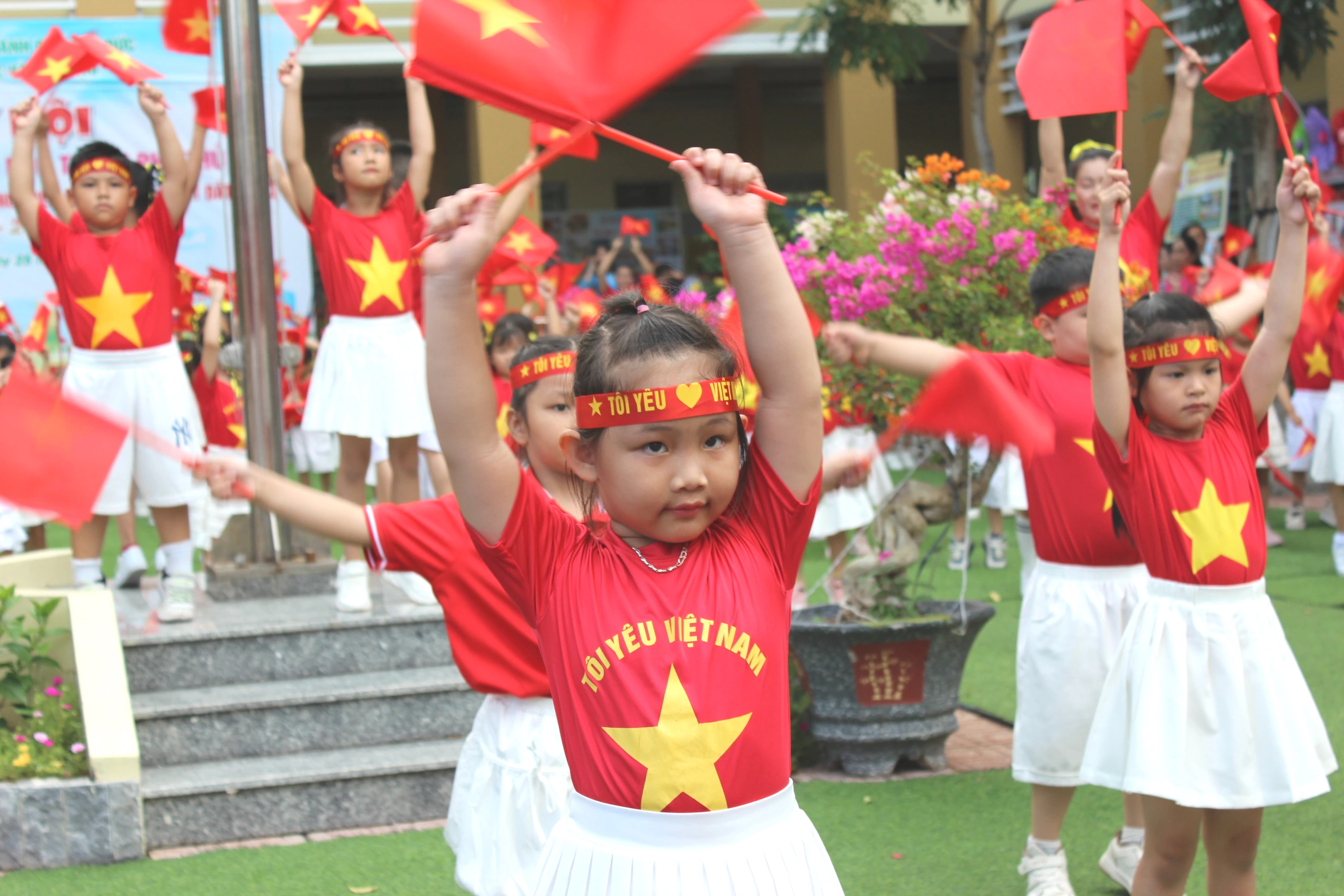 Mầm non Thủ Đức rực rỡ cờ đỏ sao vàng mừng 50 năm đất nước thống nhất- Ảnh 2.