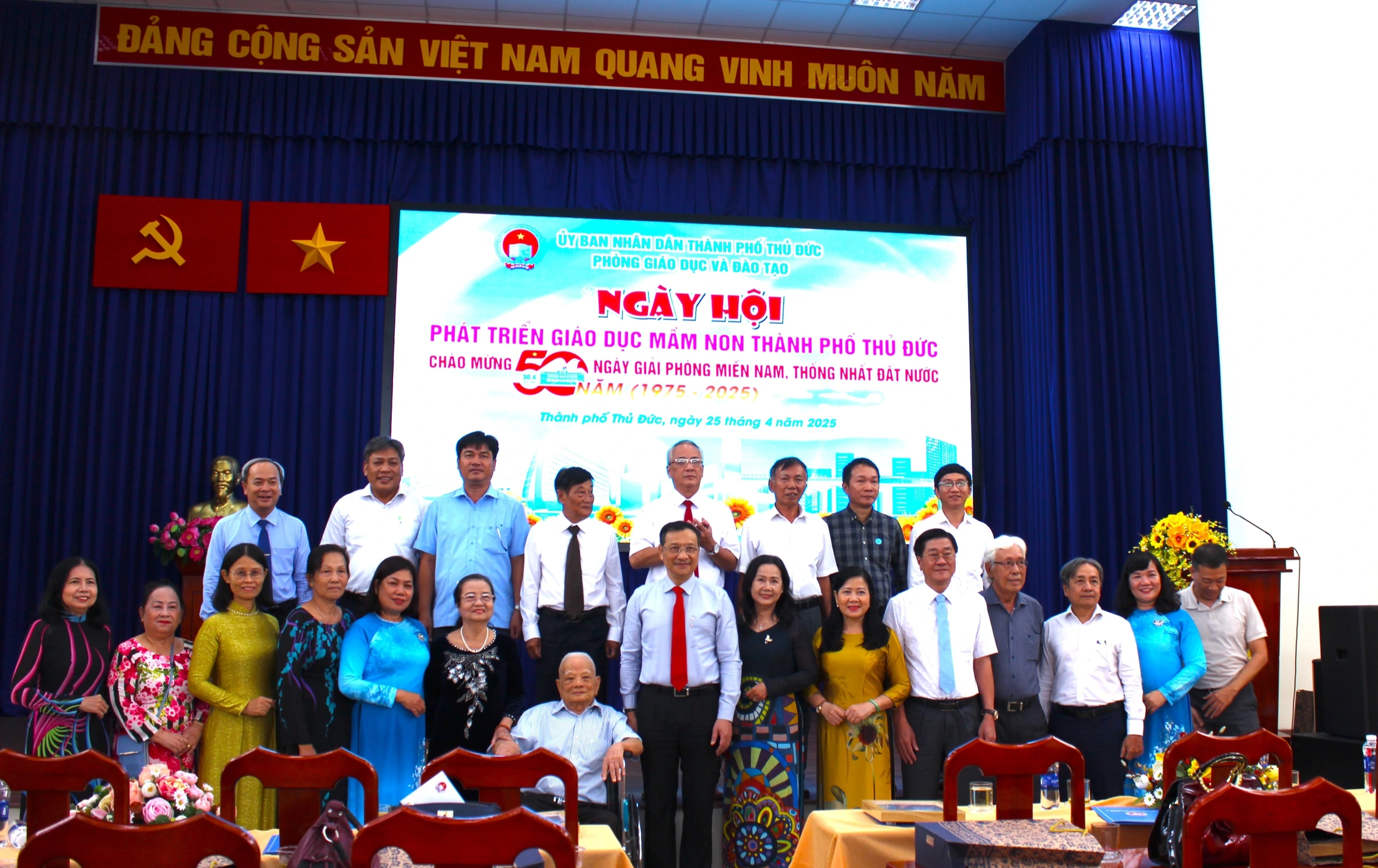 Mầm non Thủ Đức rực rỡ cờ đỏ sao vàng mừng 50 năm đất nước thống nhất- Ảnh 7.