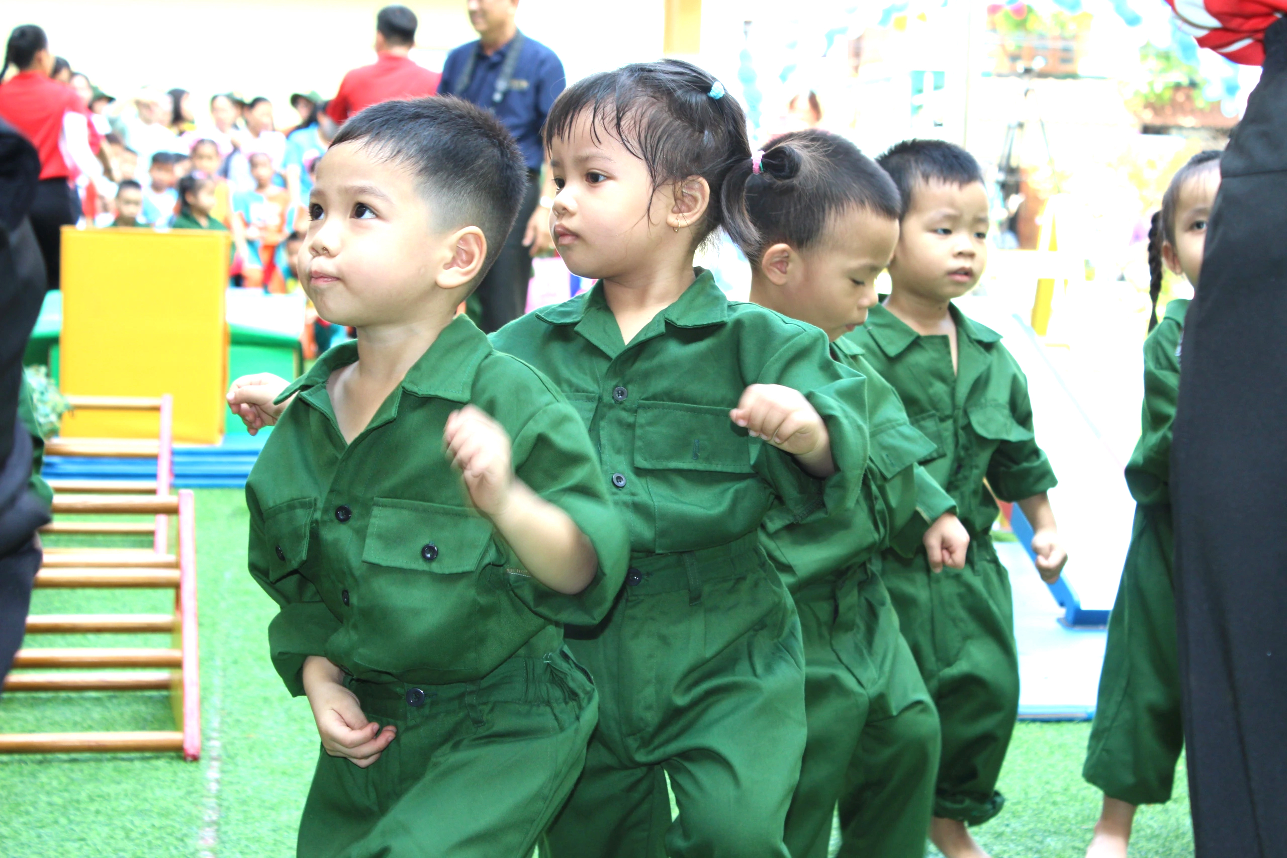 Mầm non Thủ Đức rực rỡ cờ đỏ sao vàng mừng 50 năm đất nước thống nhất- Ảnh 8.