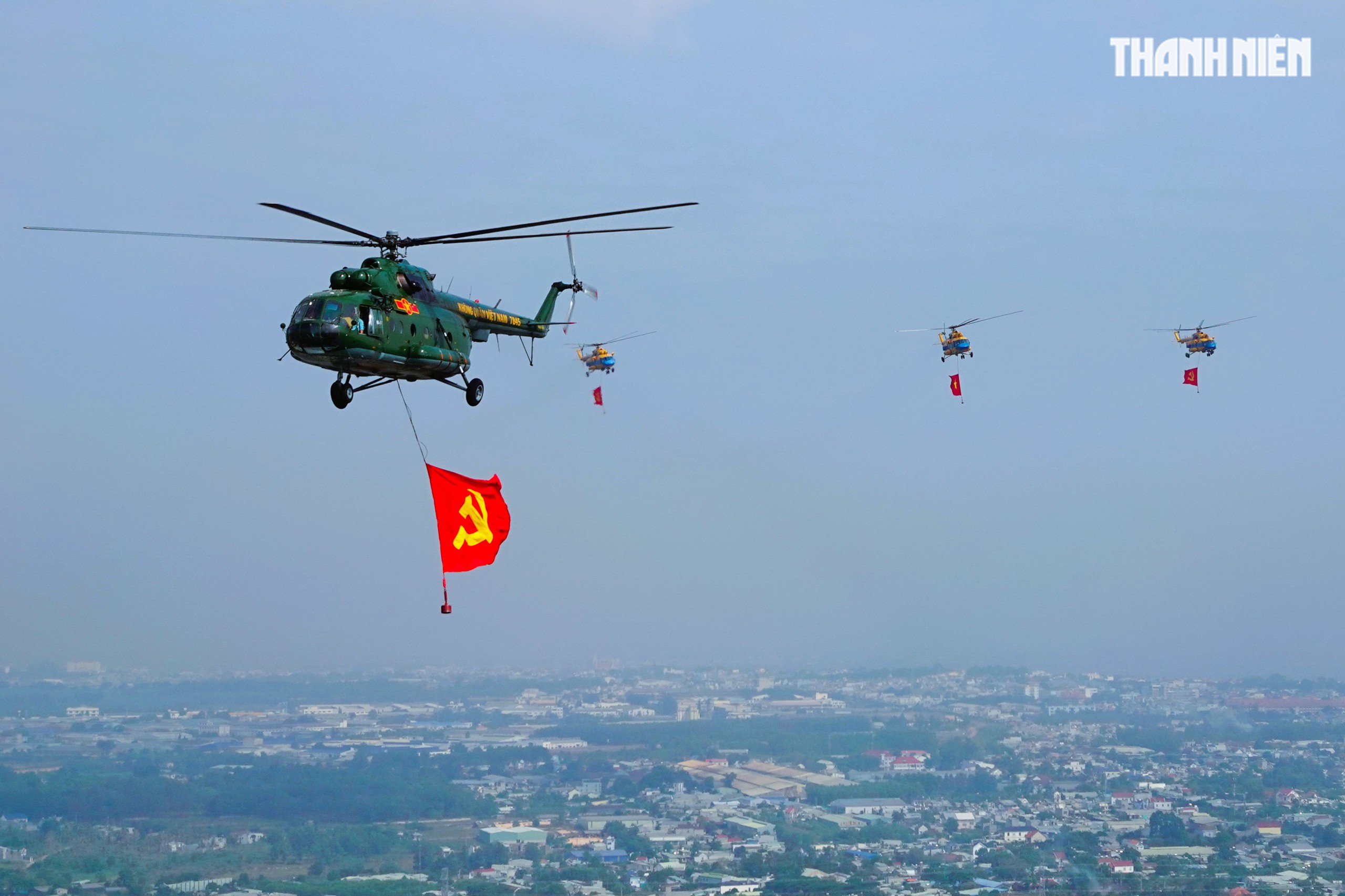 Kh&aacute;ch T&acirc;y ấn tượng với kh&ocirc;ng kh&iacute; lễ 30.4, rợp trời cờ đỏ sao v&agrave;ng- Ảnh 5.