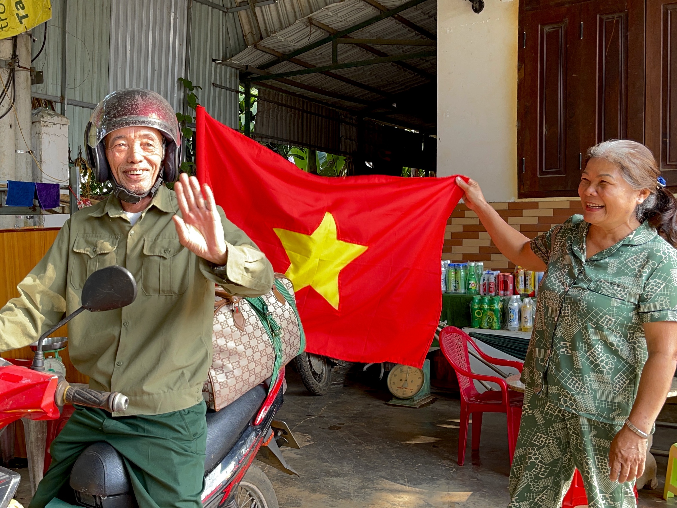 Cựu chiến binh 75 tuổi vượt hơn 300 km về TP.HCM xem diễu binh - Ảnh 1.