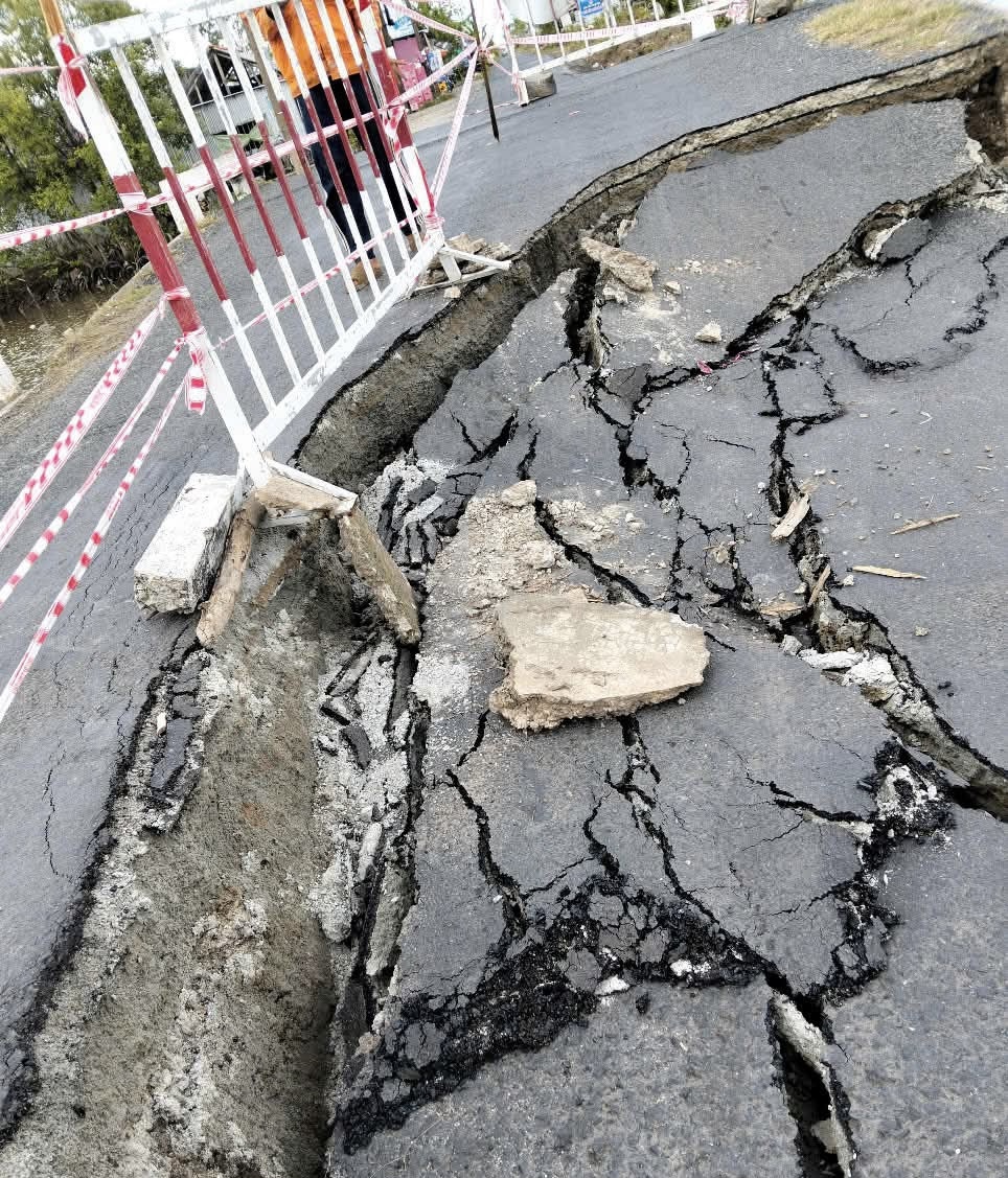 Cà Mau: Sụt lún mặt đường nghiêm trọng, tạm ngưng lưu thông ô tô- Ảnh 2. Cà Mau: Sụt lún mặt đường nghiêm trọng, tạm ngưng lưu thông ô tô- Ảnh 2.