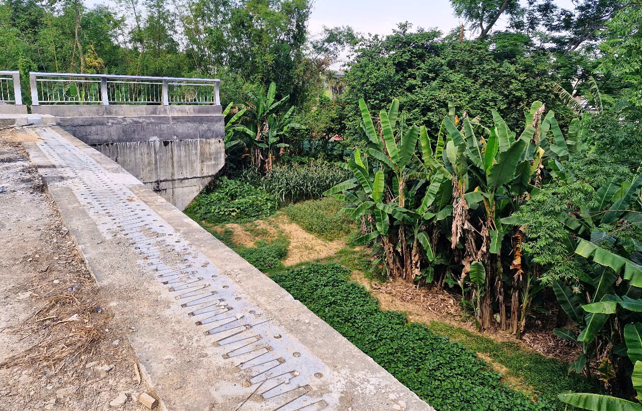 Cầu trăm tỉ xây xong nằm chờ đường dẫn- Ảnh 2.
