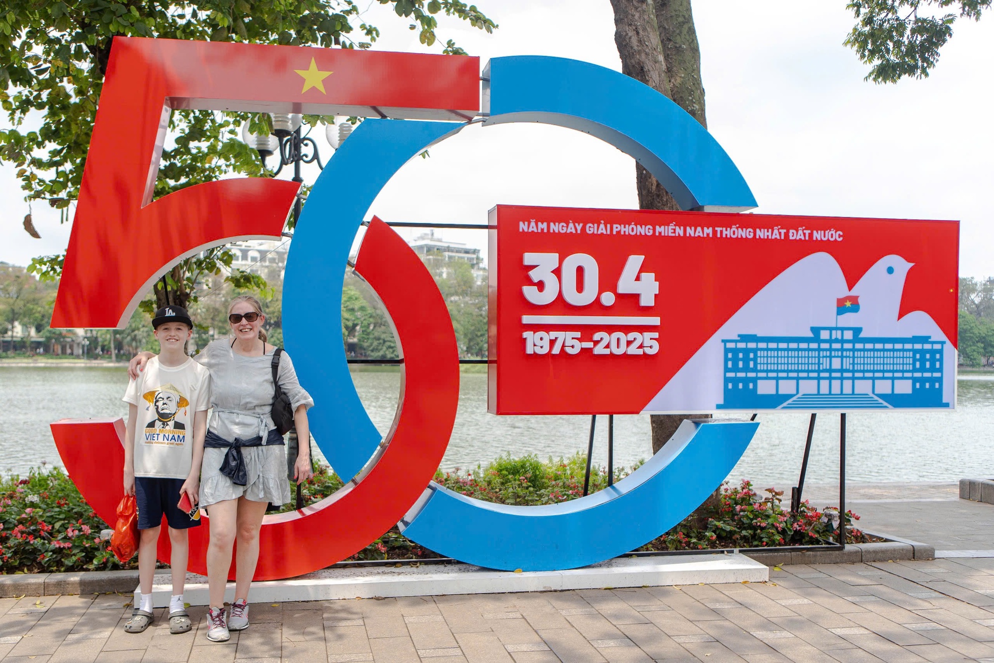 Kh&aacute;ch T&acirc;y ấn tượng với kh&ocirc;ng kh&iacute; lễ 30.4, rợp trời cờ đỏ sao v&agrave;ng- Ảnh 1.