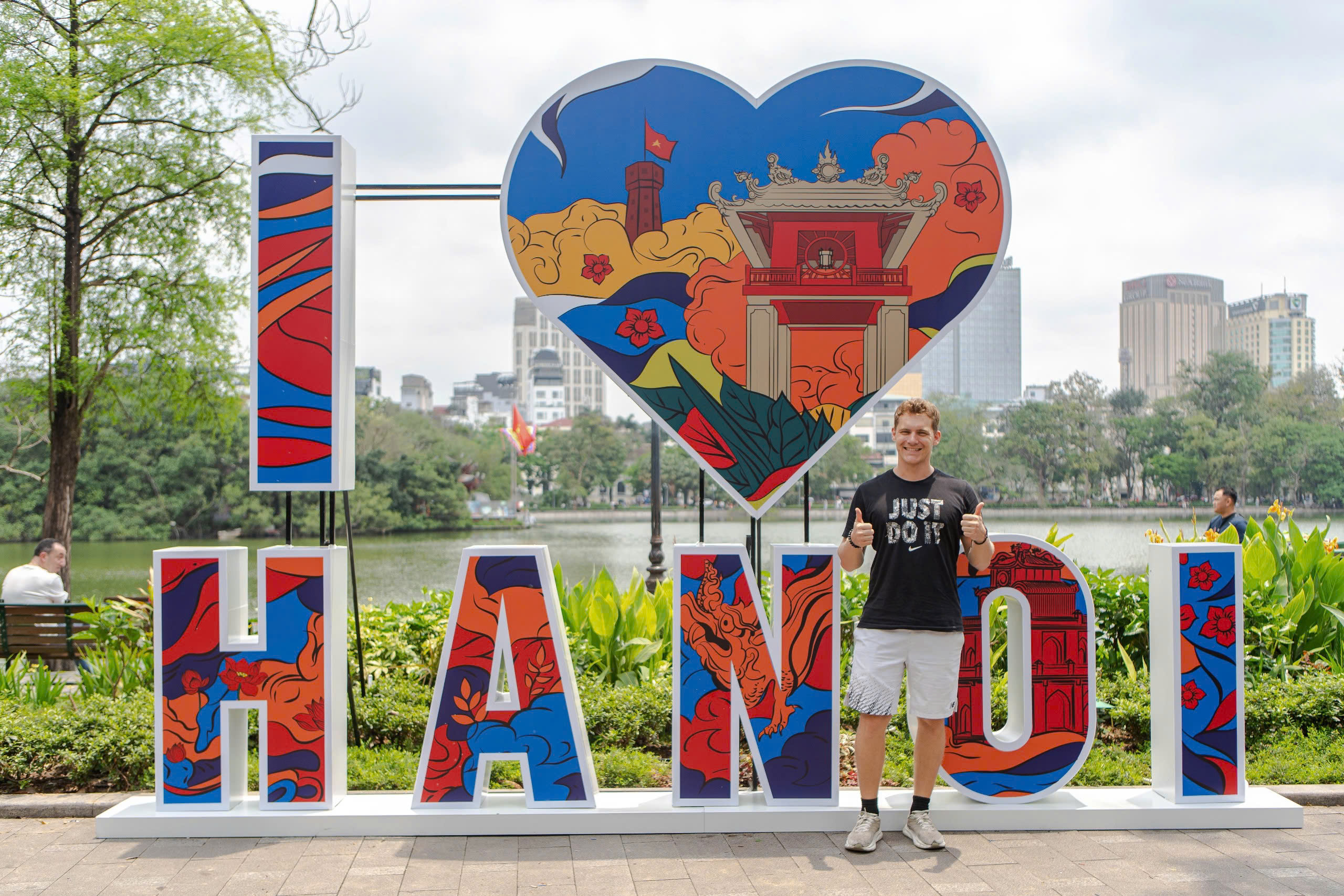 Kh&aacute;ch T&acirc;y ấn tượng với kh&ocirc;ng kh&iacute; lễ 30.4, rợp trời cờ đỏ sao v&agrave;ng- Ảnh 4.