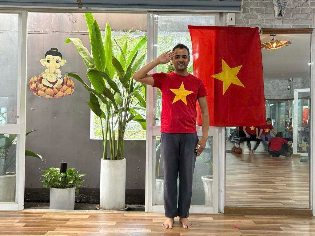 Kh&aacute;ch T&acirc;y ấn tượng với kh&ocirc;ng kh&iacute; lễ 30.4, rợp trời cờ đỏ sao v&agrave;ng- Ảnh 6.