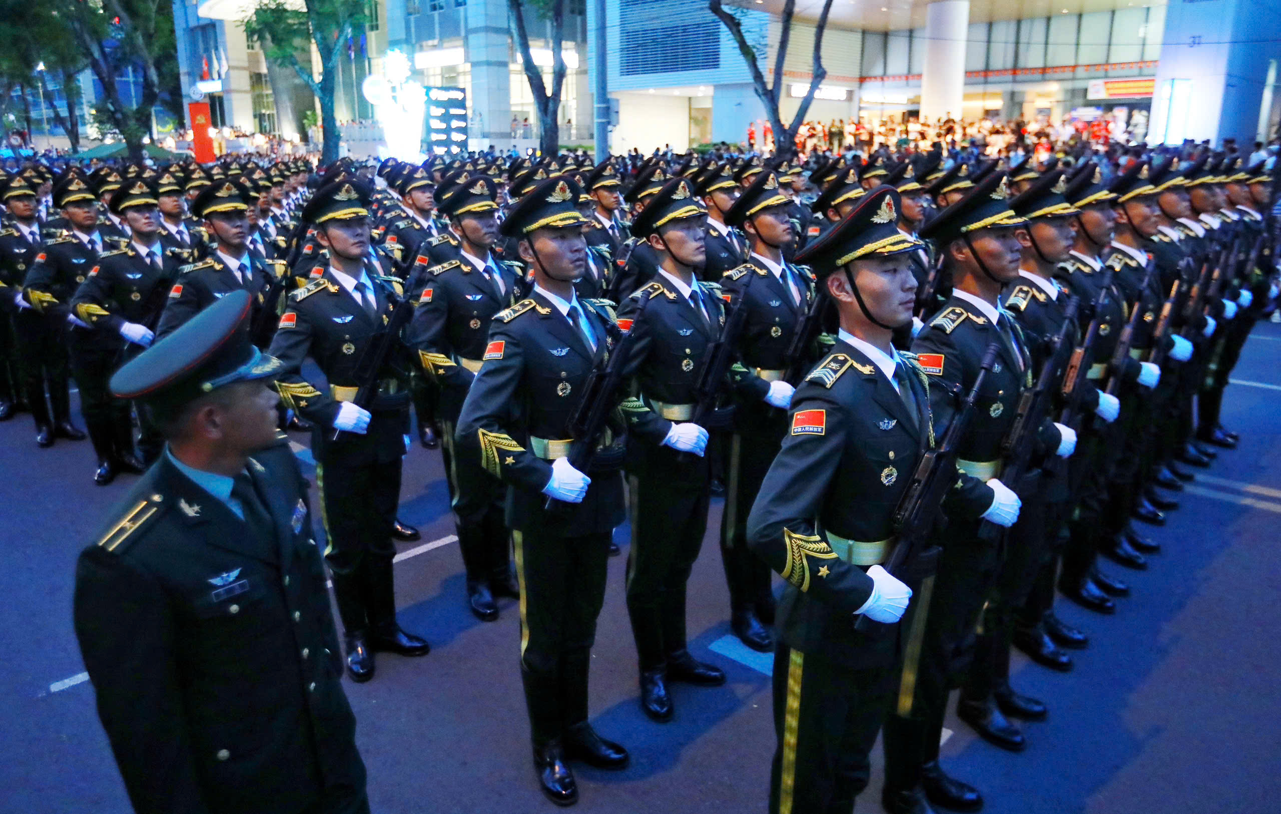 TRỰC TIẾP: Sơ duyệt diễu binh, diễu hành cấp Nhà nước trên đường Lê Duẩn tối 25.4 - Ảnh 1.