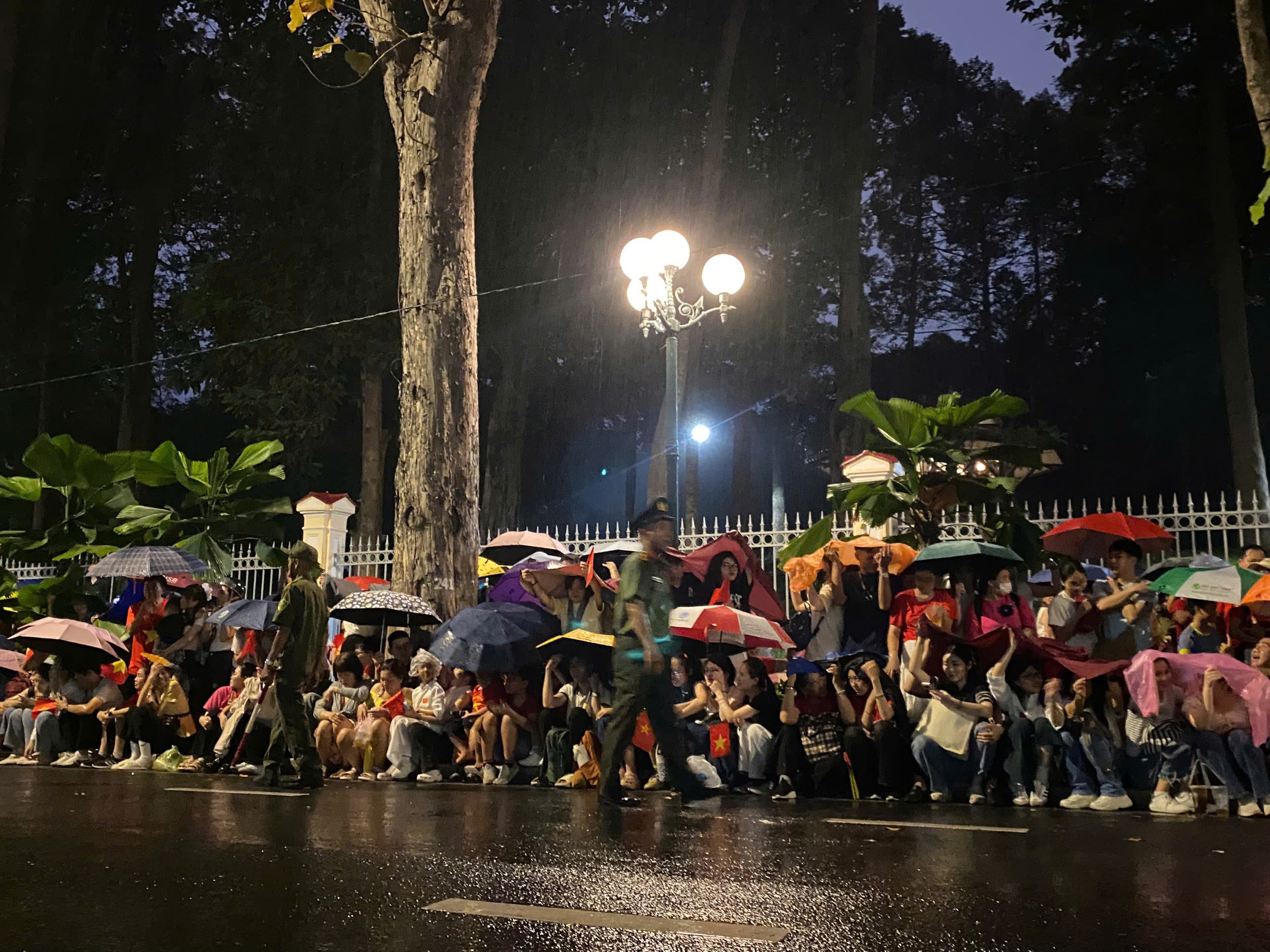 TRỰC TIẾP: Sơ duyệt diễu binh, diễu hành cấp Nhà nước trên đường Lê Duẩn tối 25.4 - Ảnh 3.