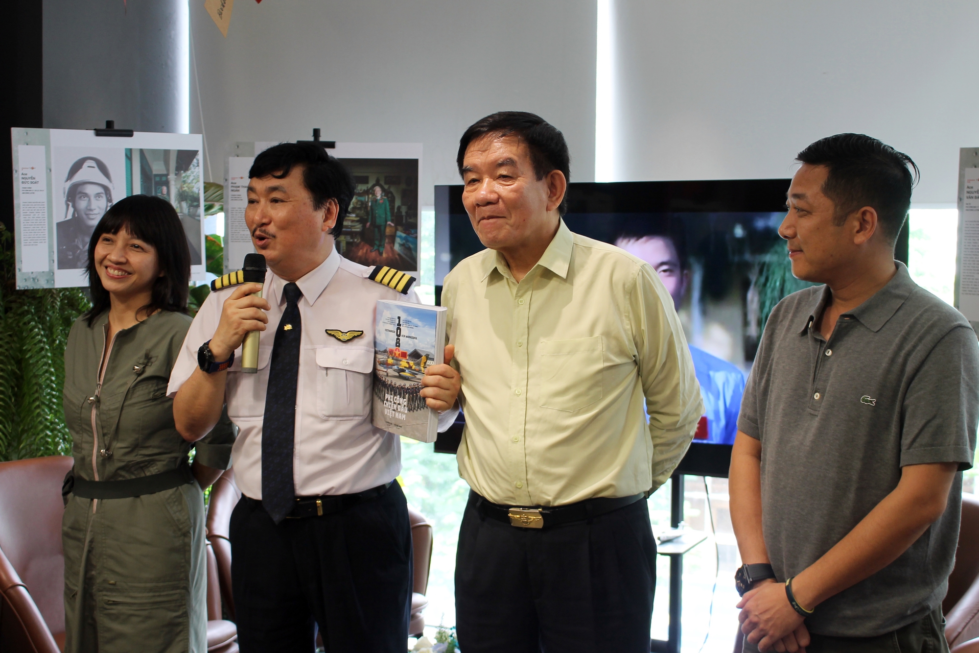 Các cựu phi công tề tựu trong ngày ra mắt sách ảnh không quân Việt Nam