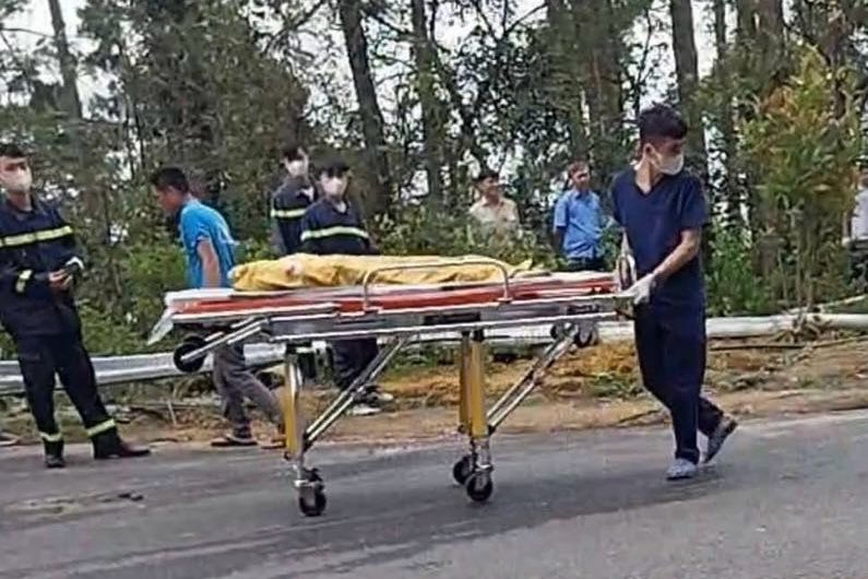 Lật xe khách trên đèo Tam Đảo, 2 người chết, nhiều người bị thương - Ảnh 2.