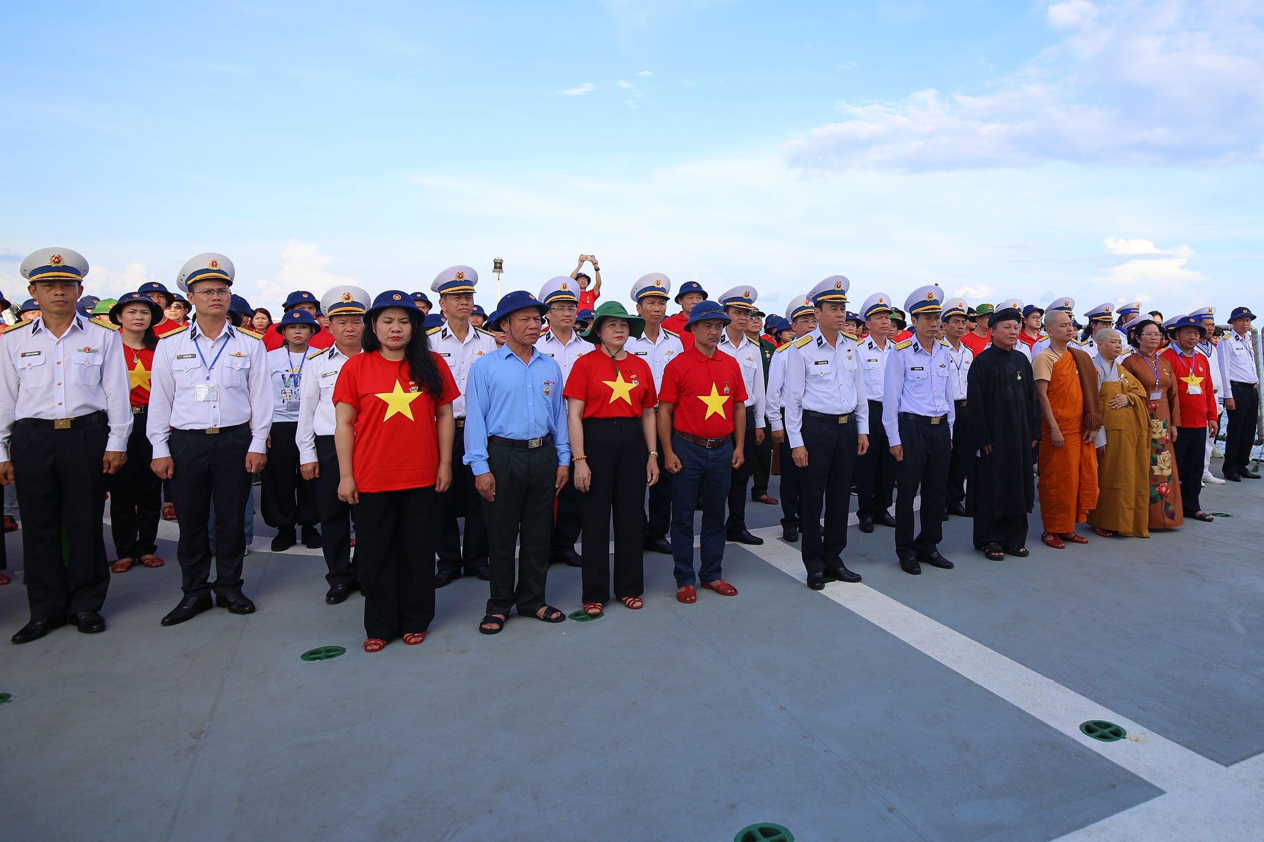 60 kiều bào đến với Trường Sa, Nhà giàn DK1 trên 'Chuyến tàu Đại đoàn kết'- Ảnh 21.