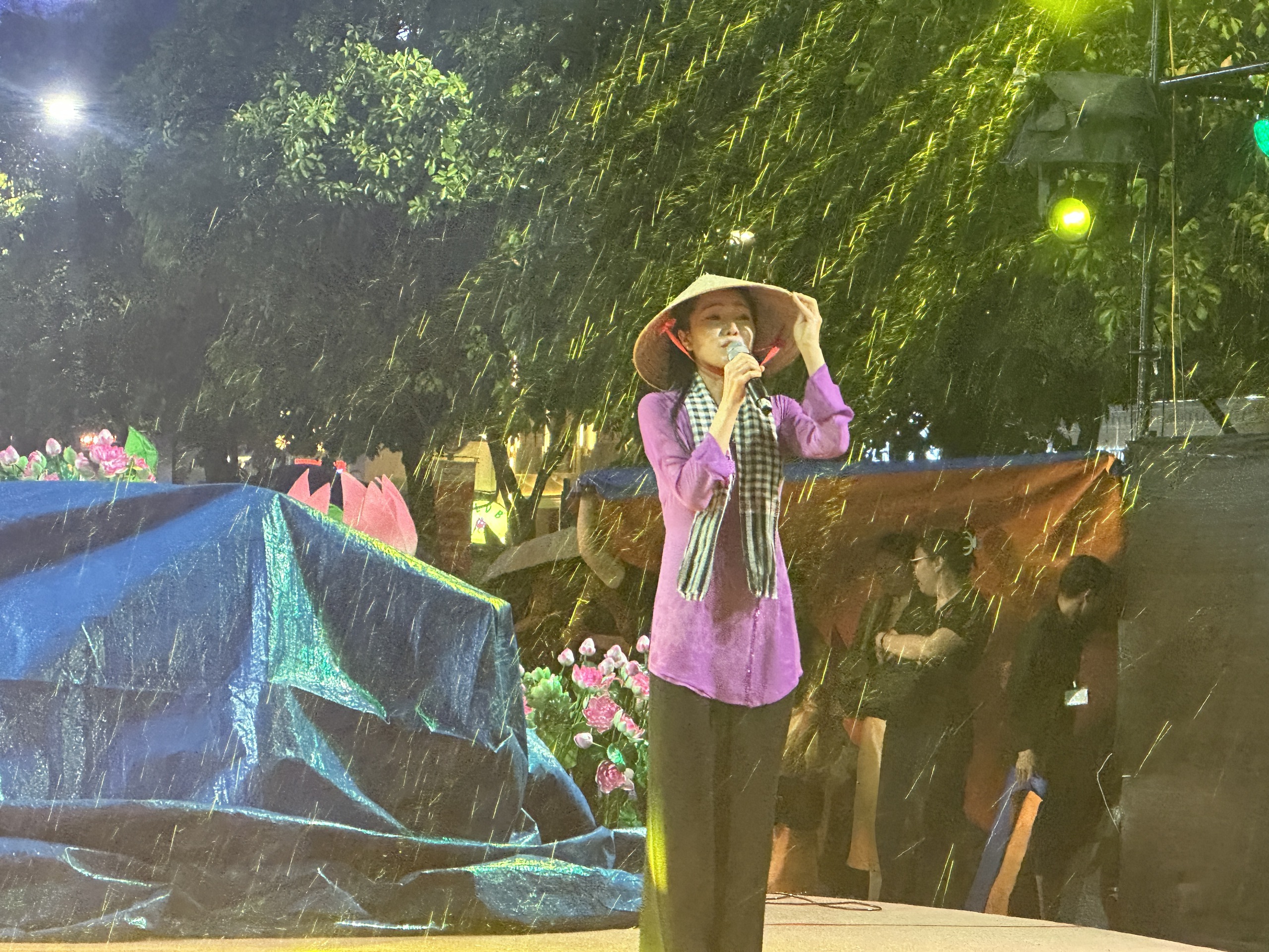 Khán giả và nghệ sĩ 'đội mưa', đắm chìm trong chương trình nghệ thuật- Ảnh 2. Khán giả và nghệ sĩ 'đội mưa', đắm chìm trong chương trình nghệ thuật- Ảnh 2.