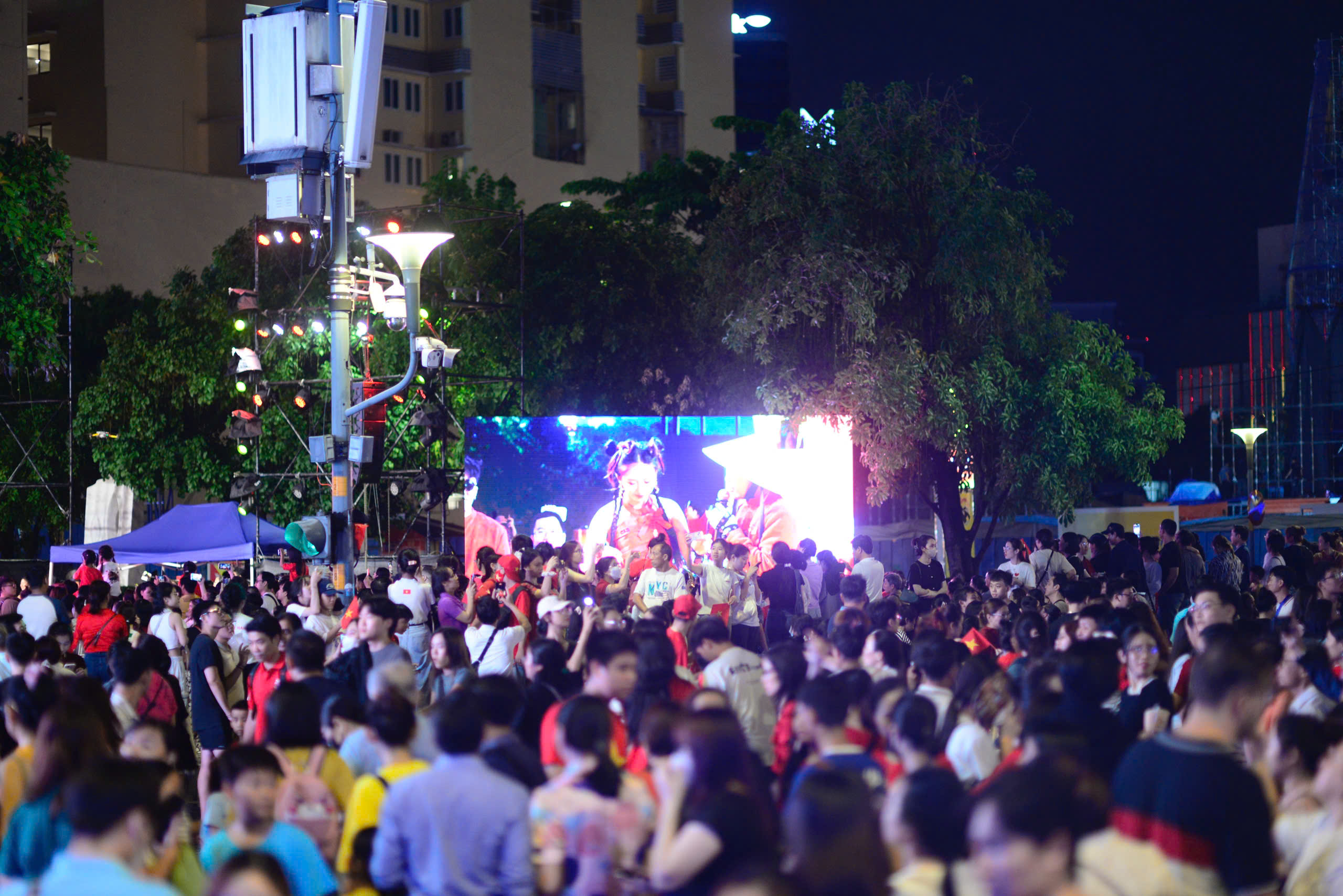 'Biển người' ở trung tâm TP.HCM xem pháo hoa mừng 50 năm đất nước thống nhất - Ảnh 17.