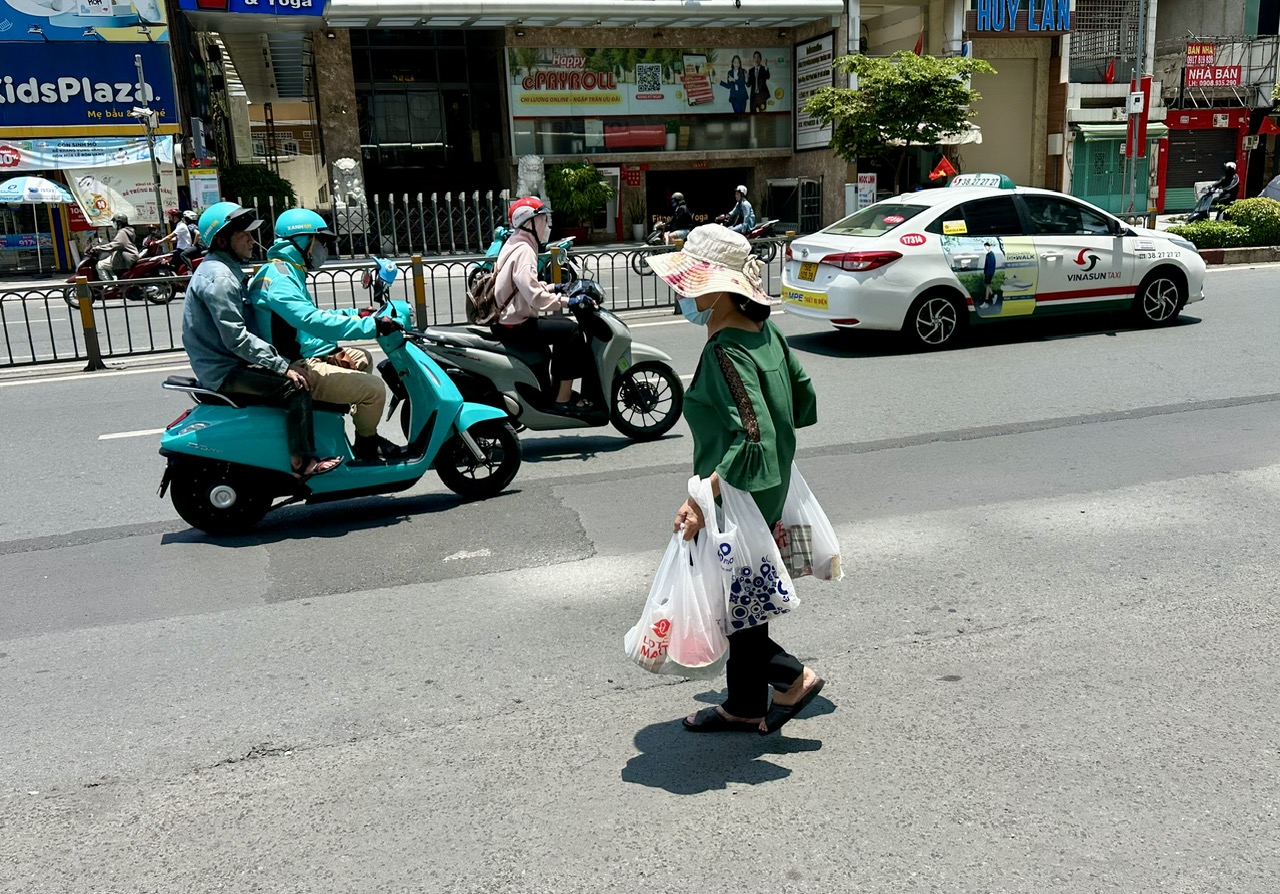 Chen chân mua sắm dịp đại lễ- Ảnh 9.
