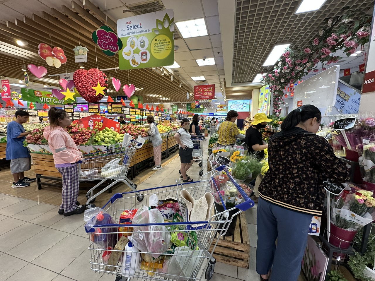 Chen chân mua sắm dịp đại lễ- Ảnh 3.