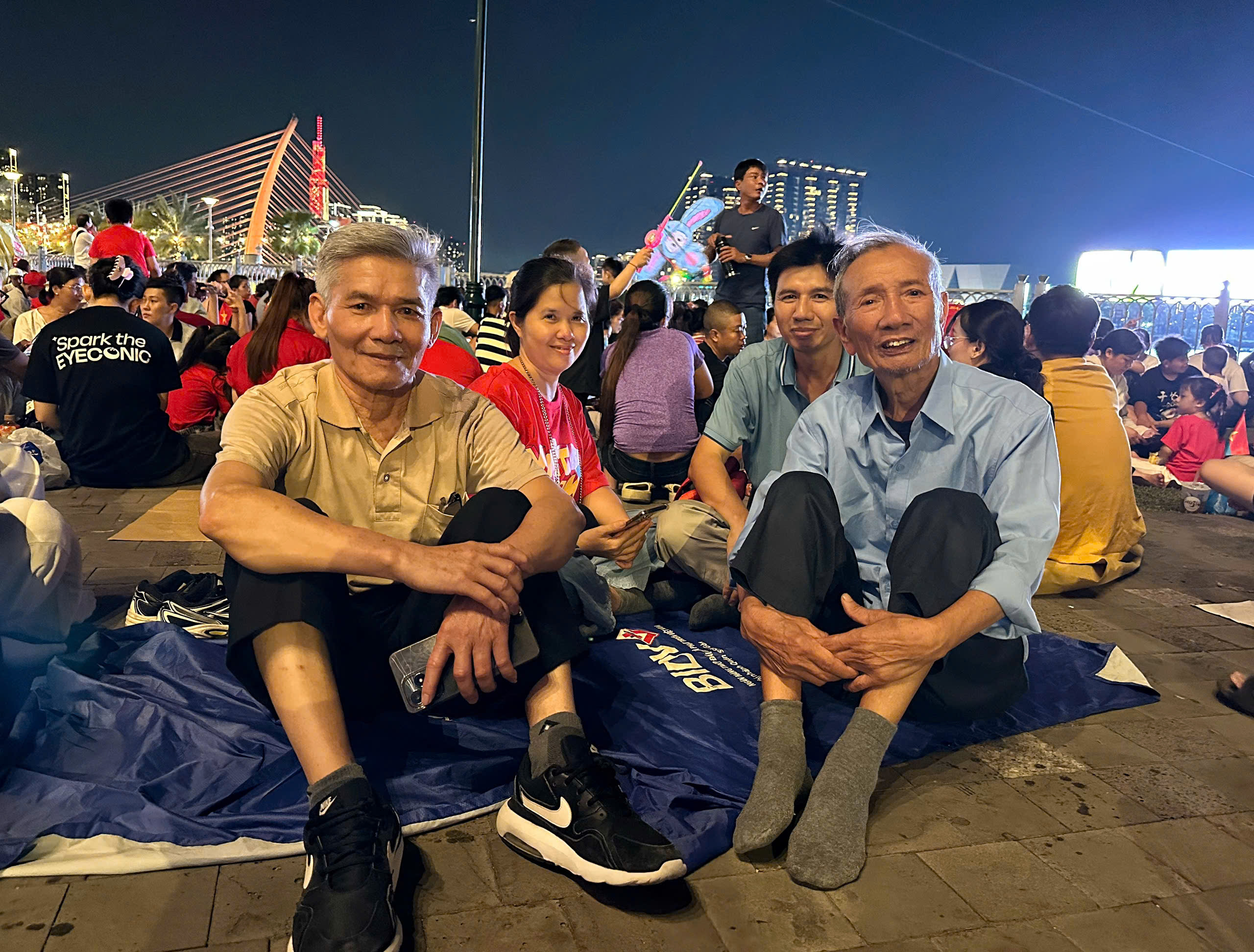 Ngay lúc này, đông nghẹt người ở bến Bạch Đằng chờ xem pháo hoa mừng lễ 30.4 - Ảnh 6.