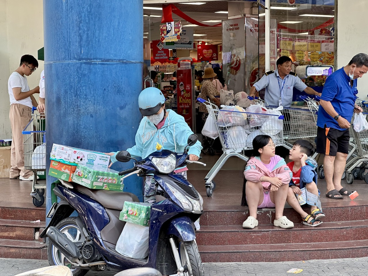 Chen chân mua sắm dịp đại lễ- Ảnh 8.