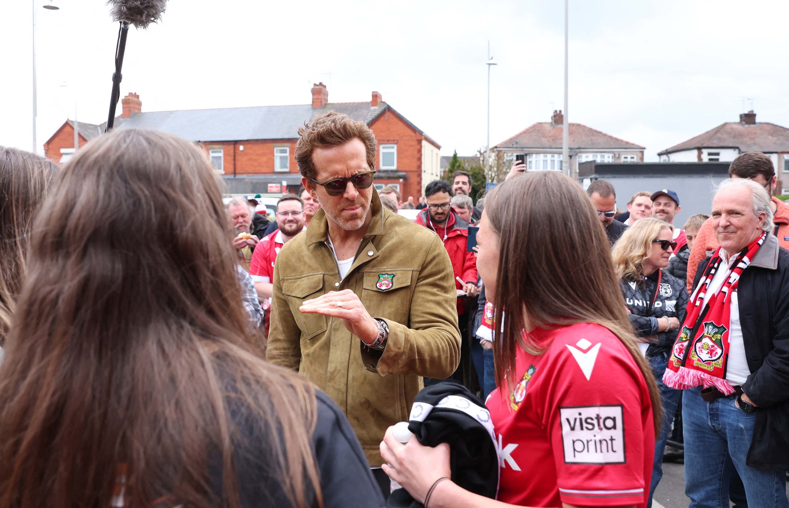 Wrexham Club ascendió 3 niveles en 3 años: Es difícil creer que 2 propietarios de Hollywood no sepan de fútbol - Foto 2. CLB Wrexham 3 năm thăng 3 hạng: Khó tin 2 ông chủ Hollywood không biết bóng đá- Ảnh 2.