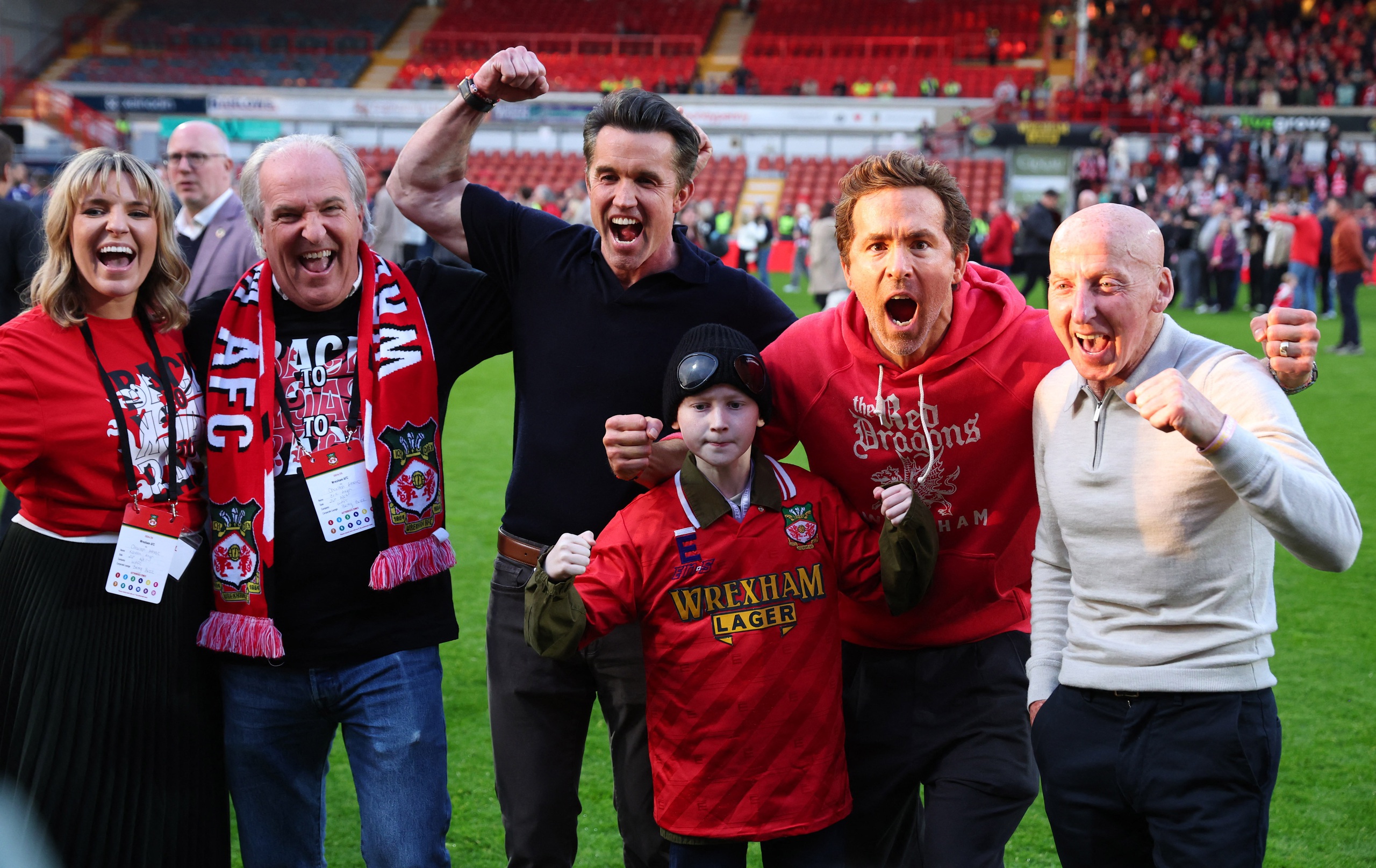 Wrexham Club ascendió 3 niveles en 3 años: Es difícil creer que 2 propietarios de Hollywood no sepan de fútbol - Foto 3. CLB Wrexham 3 năm thăng 3 hạng: Khó tin 2 ông chủ Hollywood không biết bóng đá- Ảnh 3.