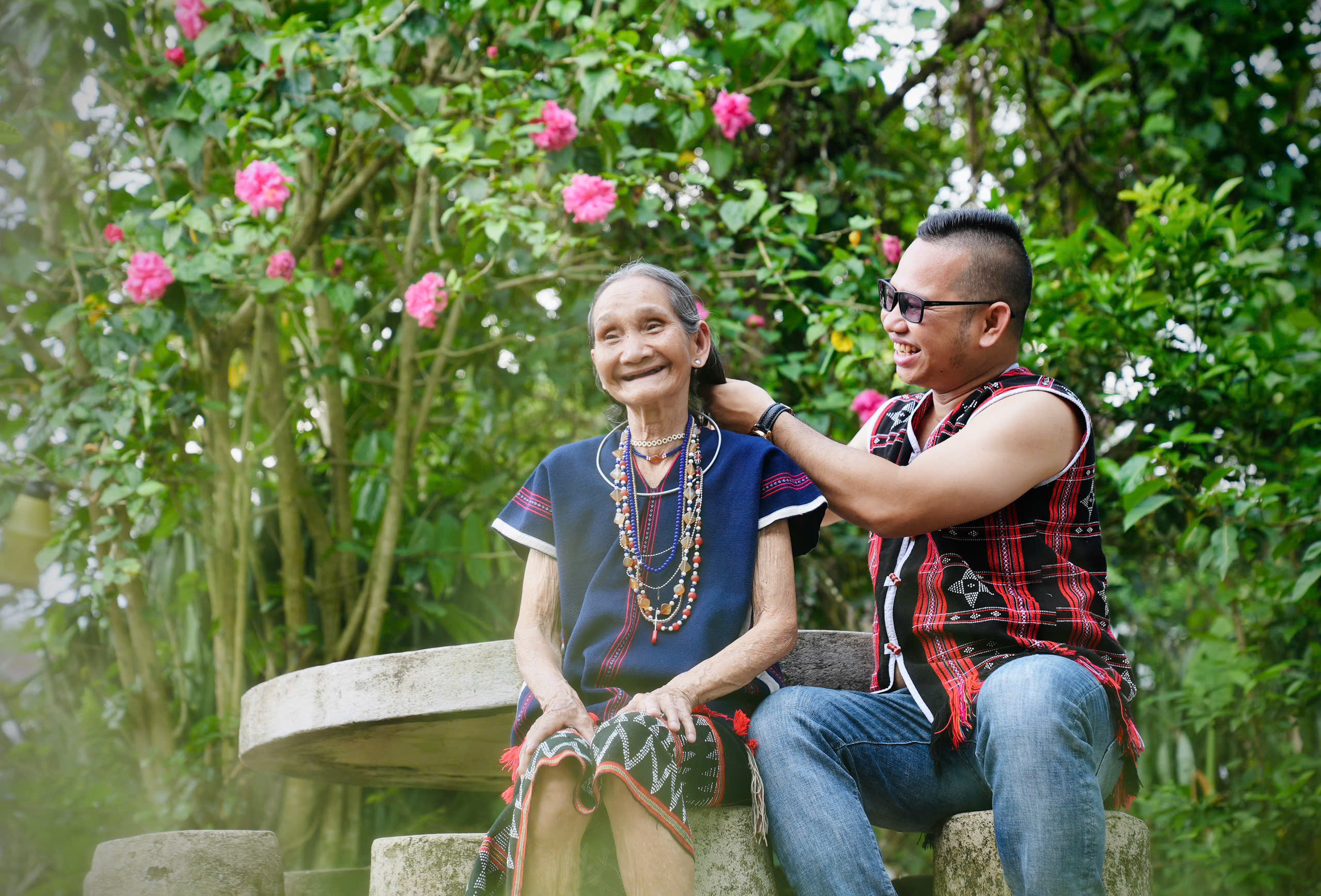 Kỷ vật của Ama x&uacute;c động qua lời ca của nh&agrave; b&aacute;o Alăng Ngước - Ảnh 3.