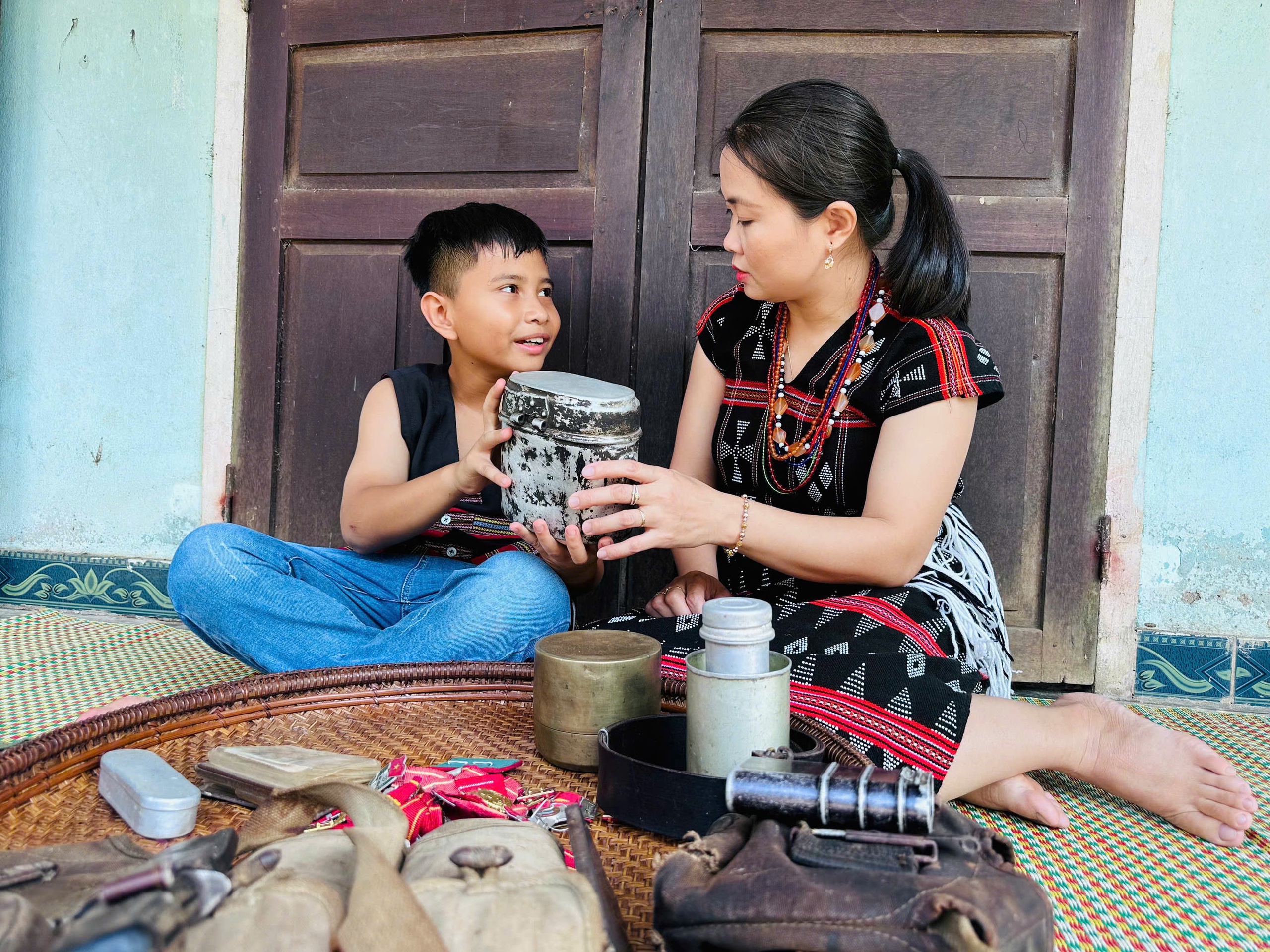 Kỷ vật của Ama x&uacute;c động qua lời ca của nh&agrave; b&aacute;o Alăng Ngước - Ảnh 4.