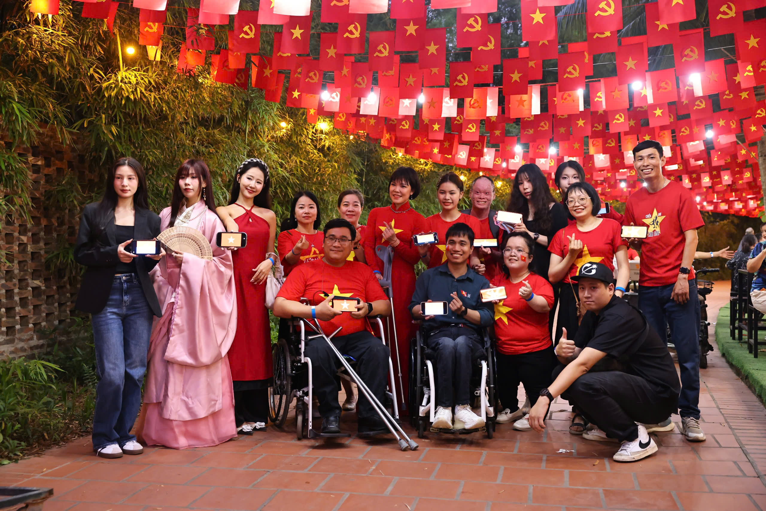 Thanh niên khuyết tật tỏa sáng trong chương trình kỷ niệm 50 năm thống nhất đất nước - Ảnh 3. Thanh niên khuyết tật tỏa sáng trong chương trình kỷ niệm 50 năm thống nhất đất nước - Ảnh 3.