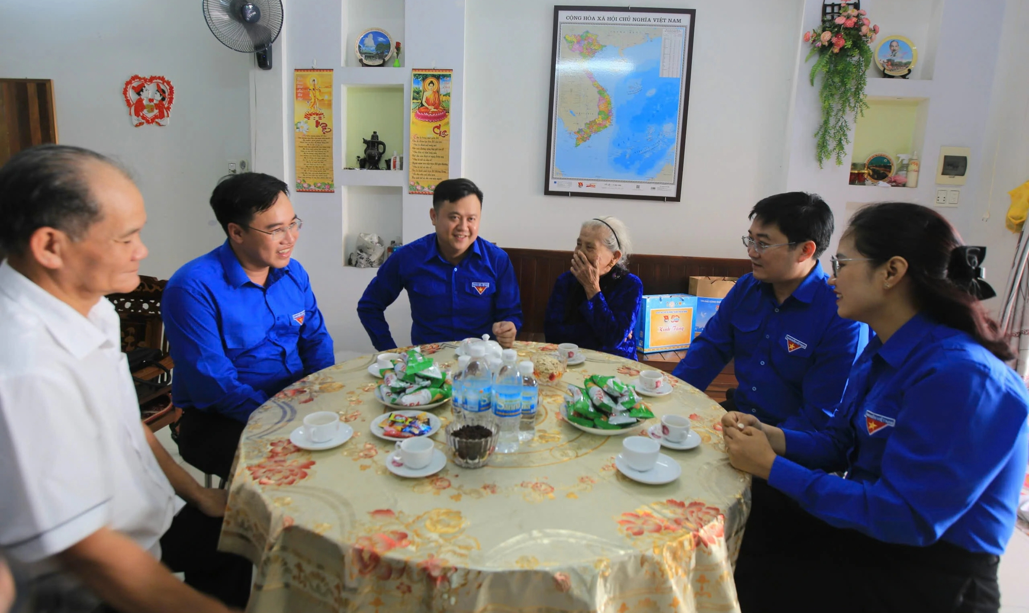 Bà mẹ Việt Nam Anh Hùng xúc động: 'Mẹ rất vui vì các con đã về' - Ảnh 2.
