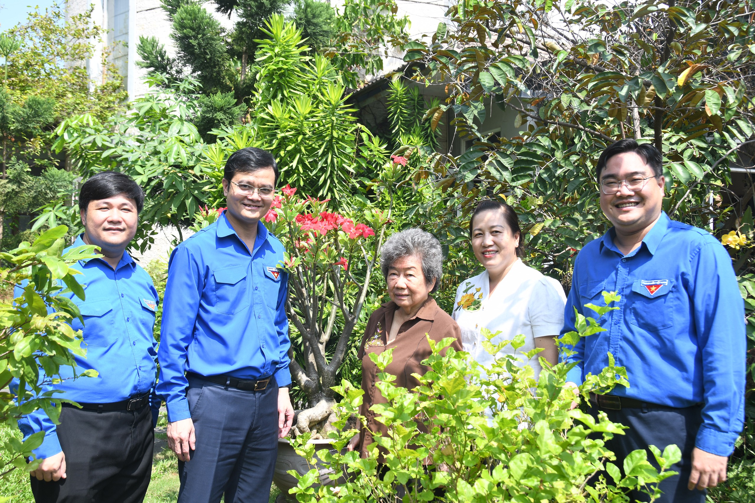 Bí thư thứ nhất T.Ư Đoàn thăm, tặng quà cựu chiến binh chiến dịch Hồ Chí Minh - Ảnh 4.