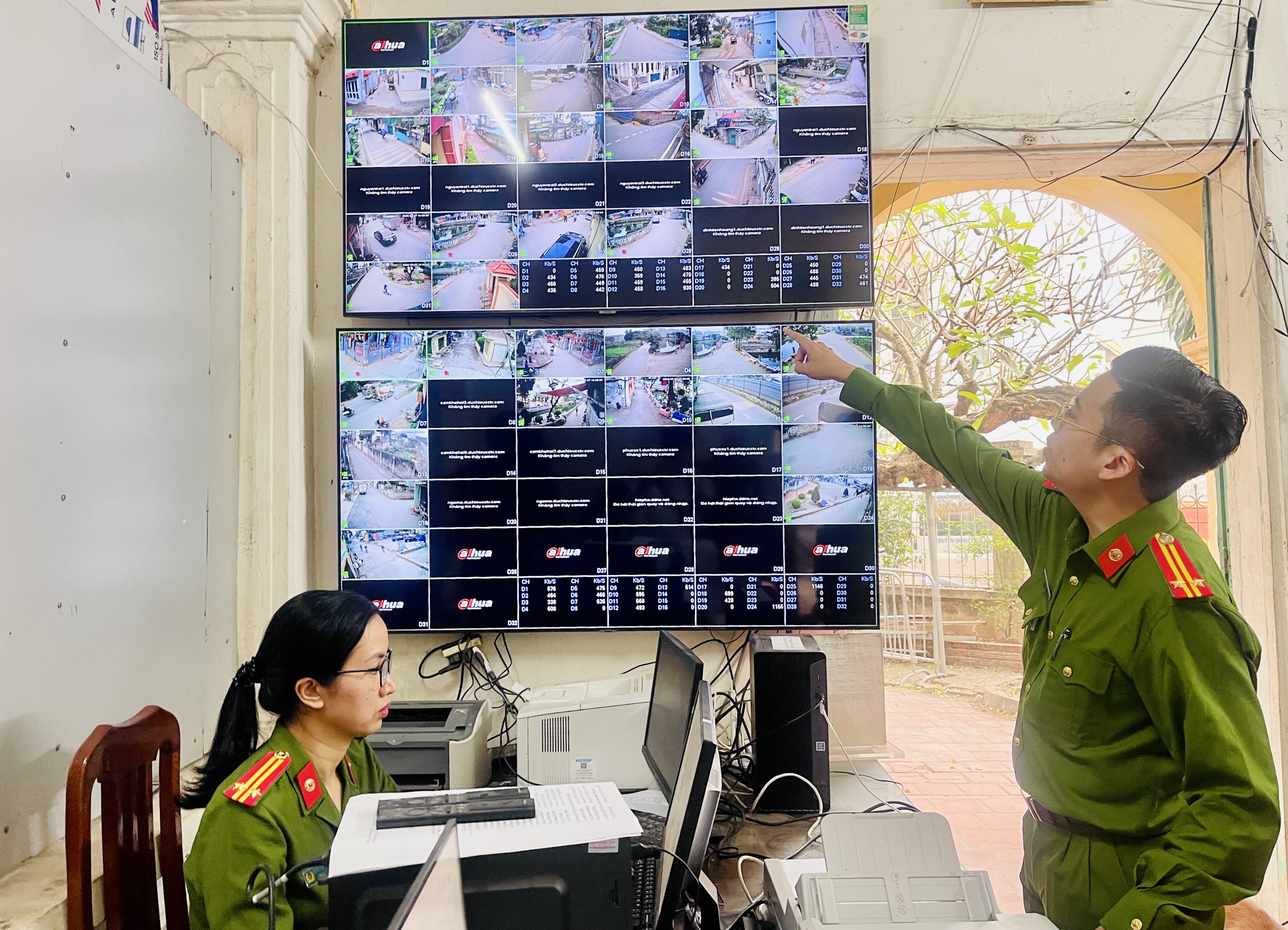 Người dân vui vì được phục vụ ngay tại xã, đăng ký xe trong ‘một nốt nhạc’ - Ảnh 1.