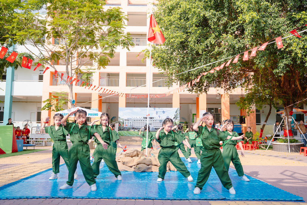 Mầm non quận 7, TP.HCM rạng ngời cùng cờ Tổ quốc mừng ngày 30.4 - Ảnh 12.