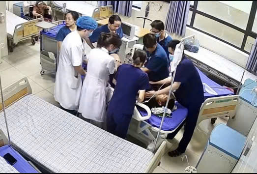 Người nhà la hét, đạp vào bụng bác sĩ đang cấp cứu bệnh nhi ngừng tim - Ảnh 2.