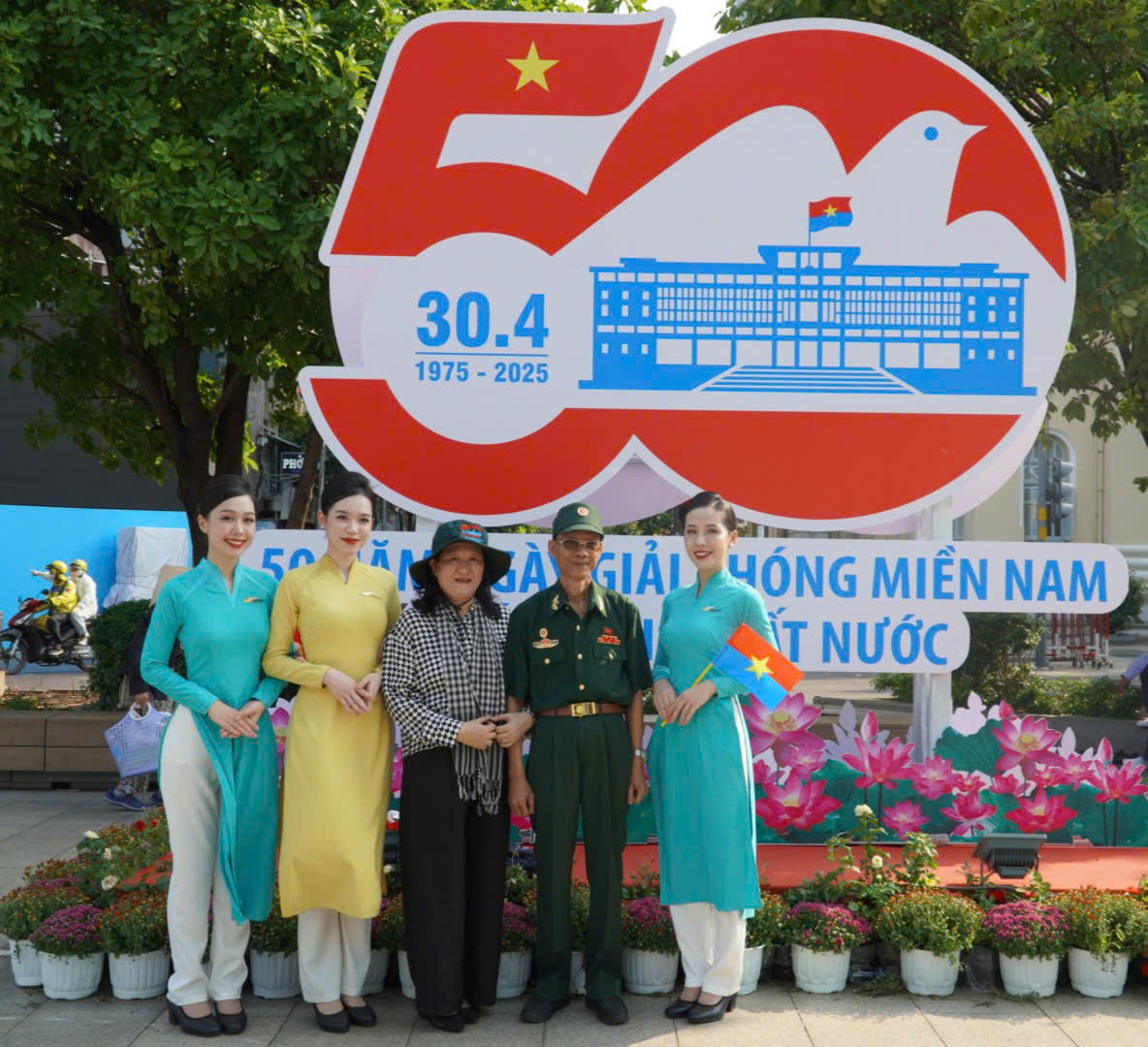 Cận kề 30.4, dòng người tranh thủ check-in với những view '50 năm mới có 1 lần' - Ảnh 6.