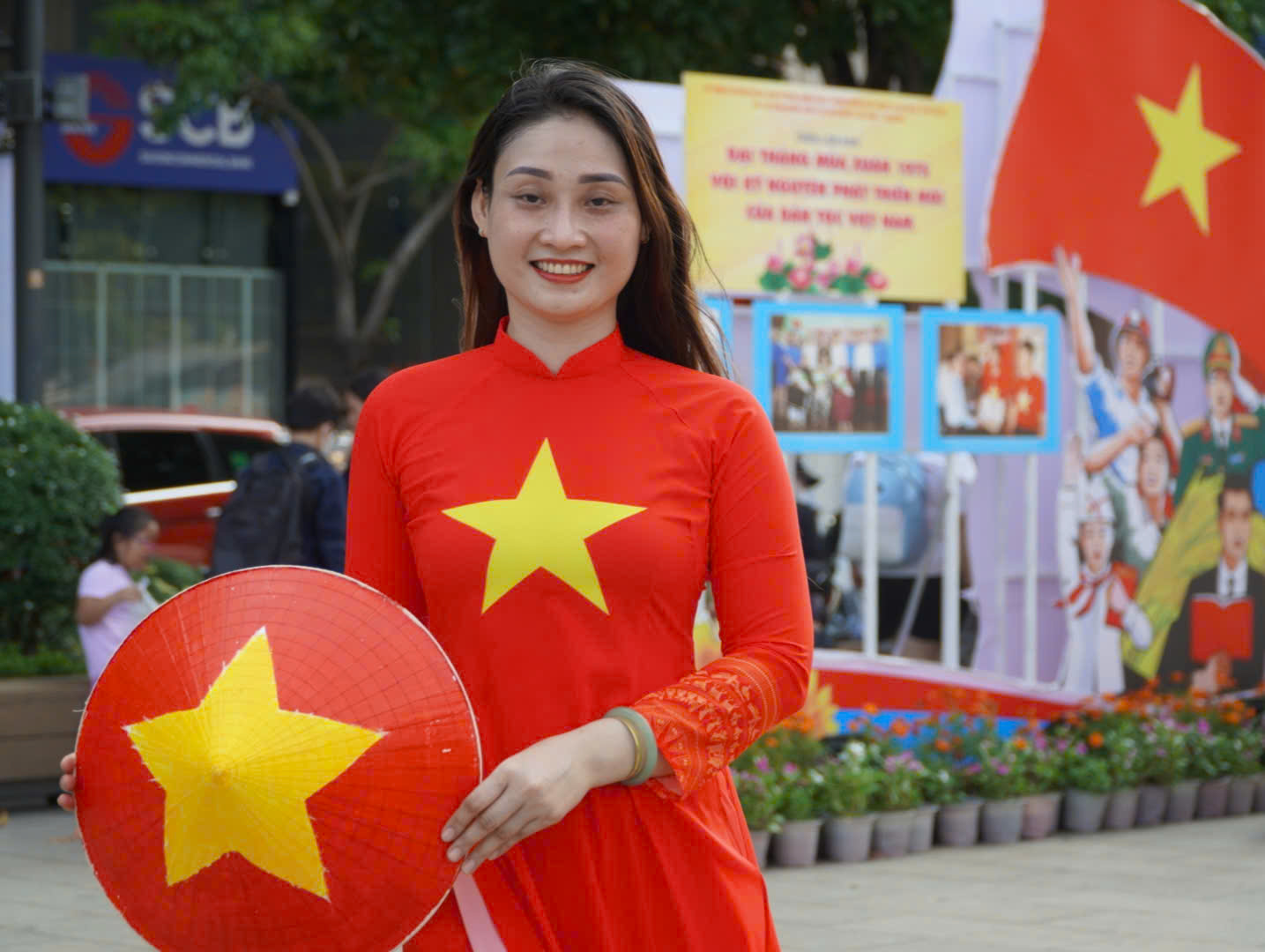 Cận kề 30.4, dòng người tranh thủ check-in với những view '50 năm mới có 1 lần' - Ảnh 8.