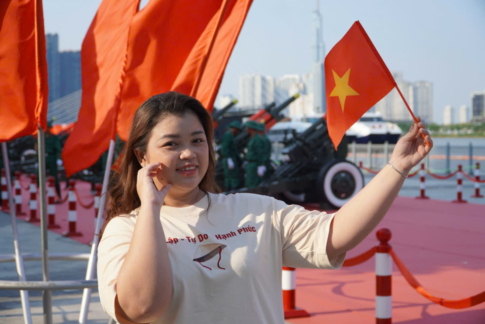 Cận kề 30.4, dòng người tranh thủ check-in với những view '50 năm mới có 1 lần' - Ảnh 11.