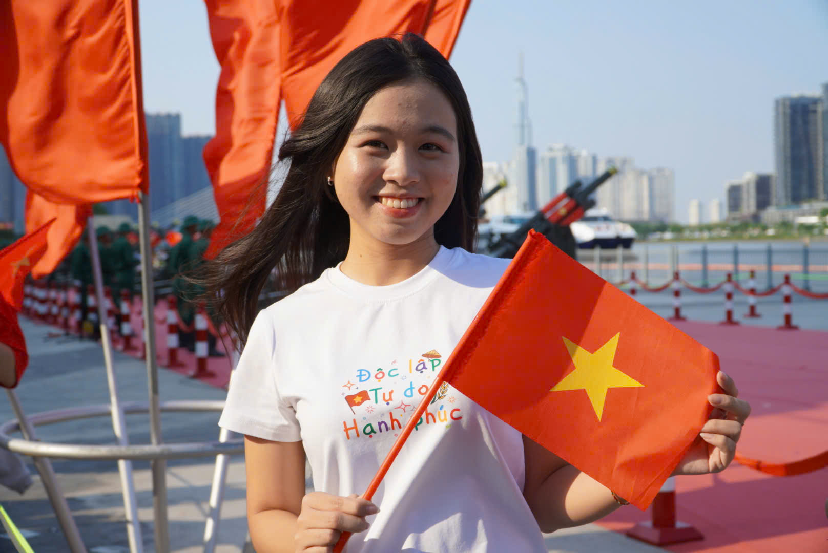 Cận kề 30.4, dòng người tranh thủ check-in với những view '50 năm mới có 1 lần' - Ảnh 7.