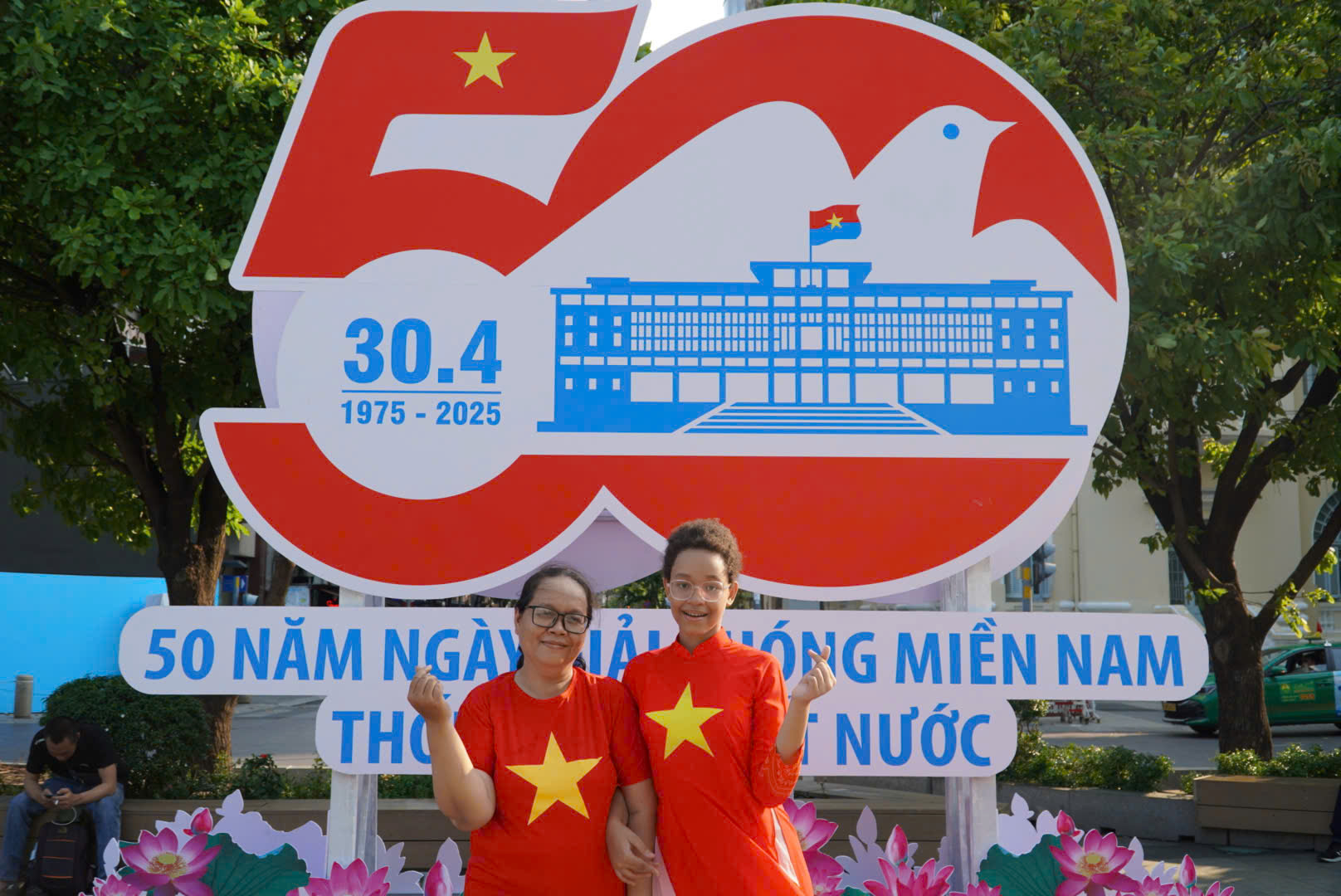 Cận kề 30.4, dòng người tranh thủ check-in với những view '50 năm mới có 1 lần' - Ảnh 12.