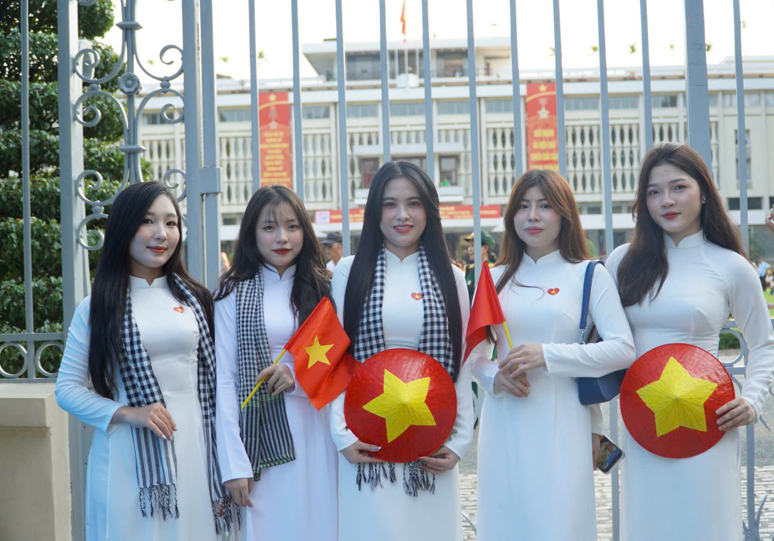 Cận kề 30.4, dòng người tranh thủ check-in với những view '50 năm mới có 1 lần' - Ảnh 3.