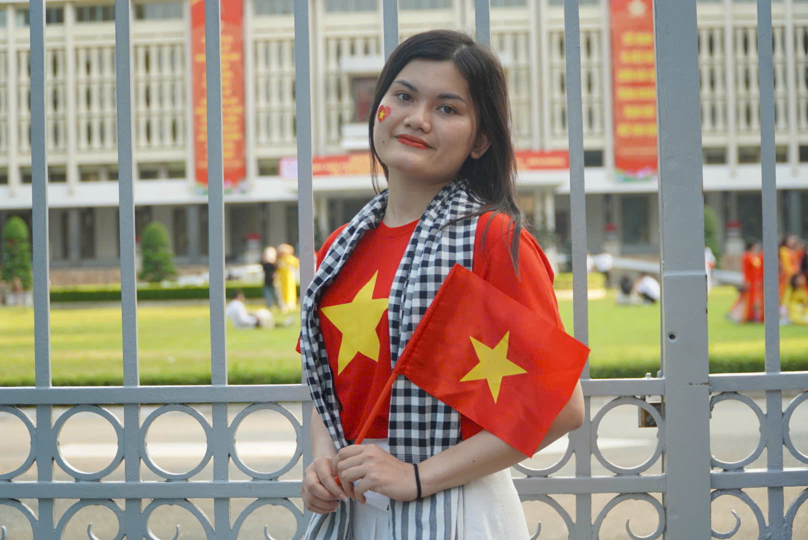 Cận kề 30.4, dòng người tranh thủ check-in với những view '50 năm mới có 1 lần' - Ảnh 2.