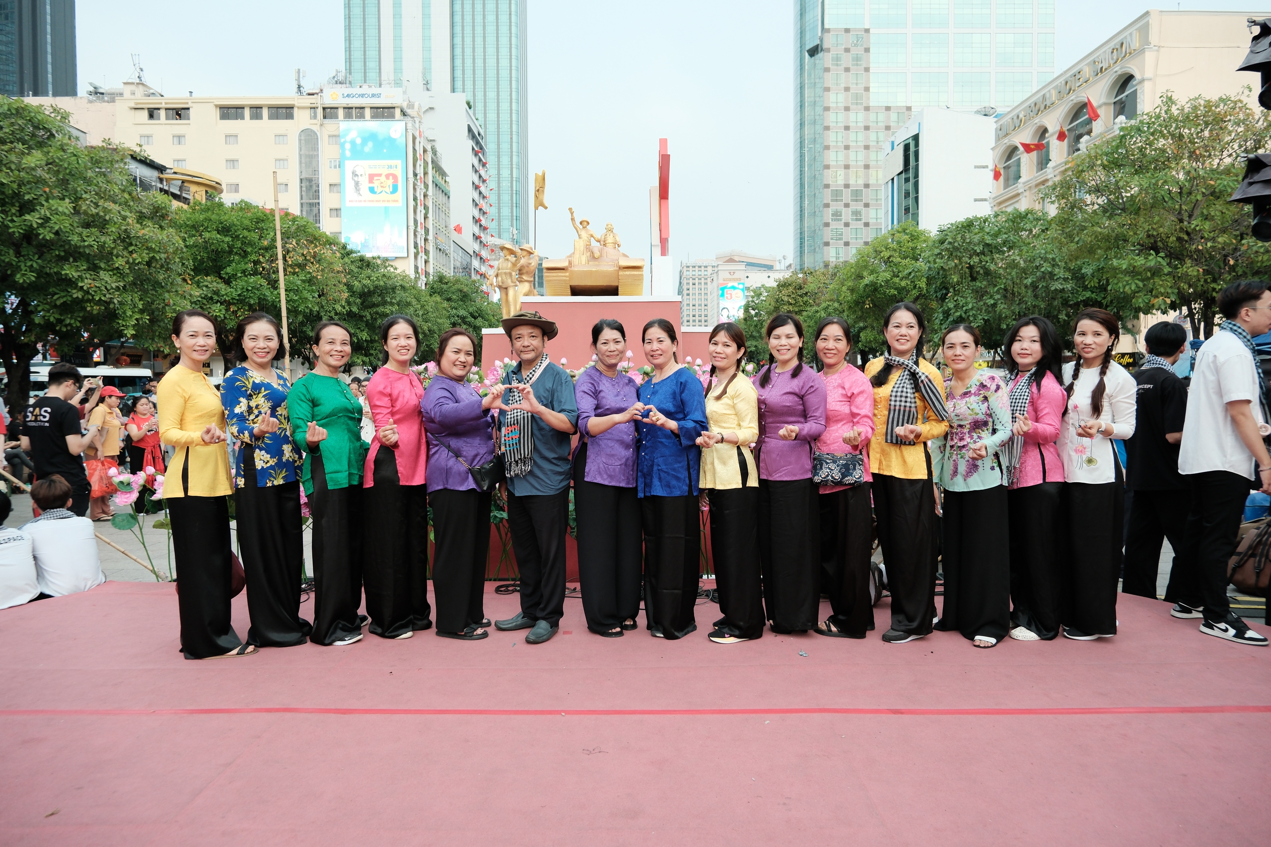 Hàng ngàn người tham gia trình diễn nghệ thuật cộng đồng 'Vũ hội khăn rằn'- Ảnh 3. Hàng ngàn người tham gia trình diễn nghệ thuật cộng đồng 'Vũ hội khăn rằn'- Ảnh 3.