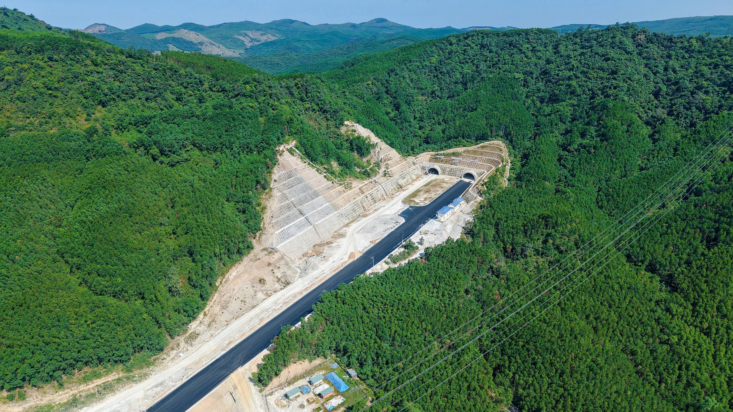 Cao tốc Quảng Ngãi - Hoài Nhơn đang bứt tốc - Ảnh 6. Cao tốc Quảng Ngãi - Hoài Nhơn đang bứt tốc - Ảnh 6.