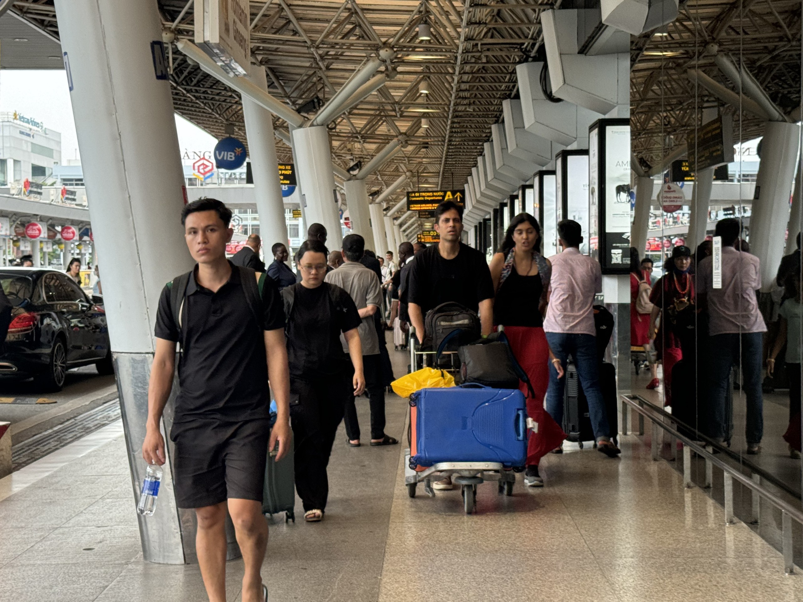 Sân bay Tân Sơn Nhất nhộn nhip, đông người về quê, đi du lịch nghỉ lễ 30.4 - Ảnh 6.