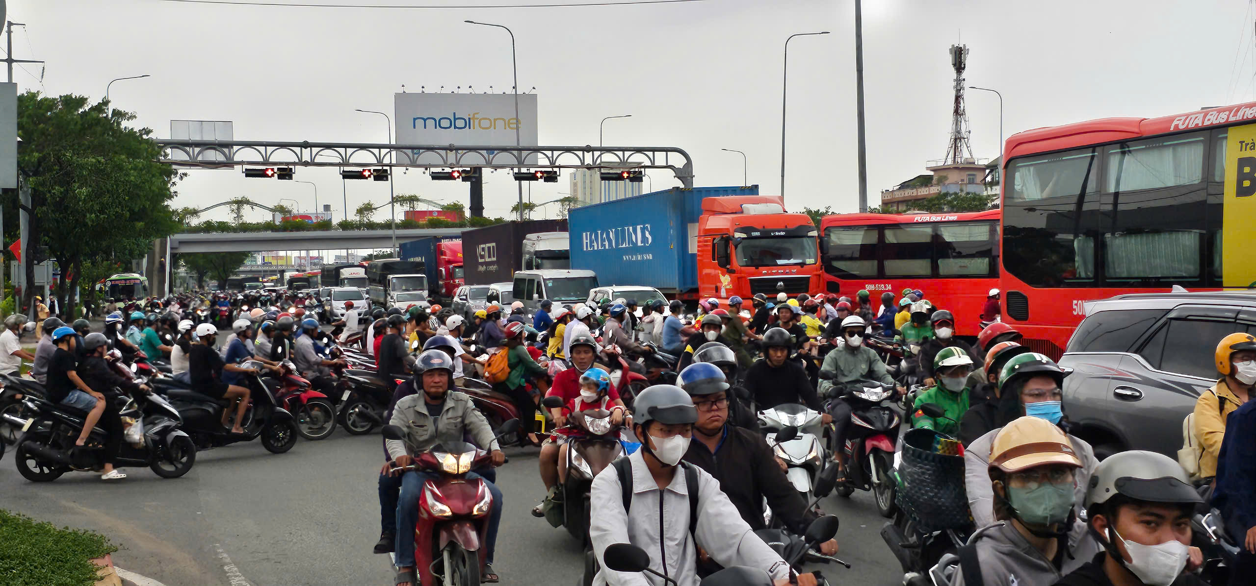 Cửa ngõ phía tây TP.HCM chật kín người, bãi xe quá tải - Ảnh 3.