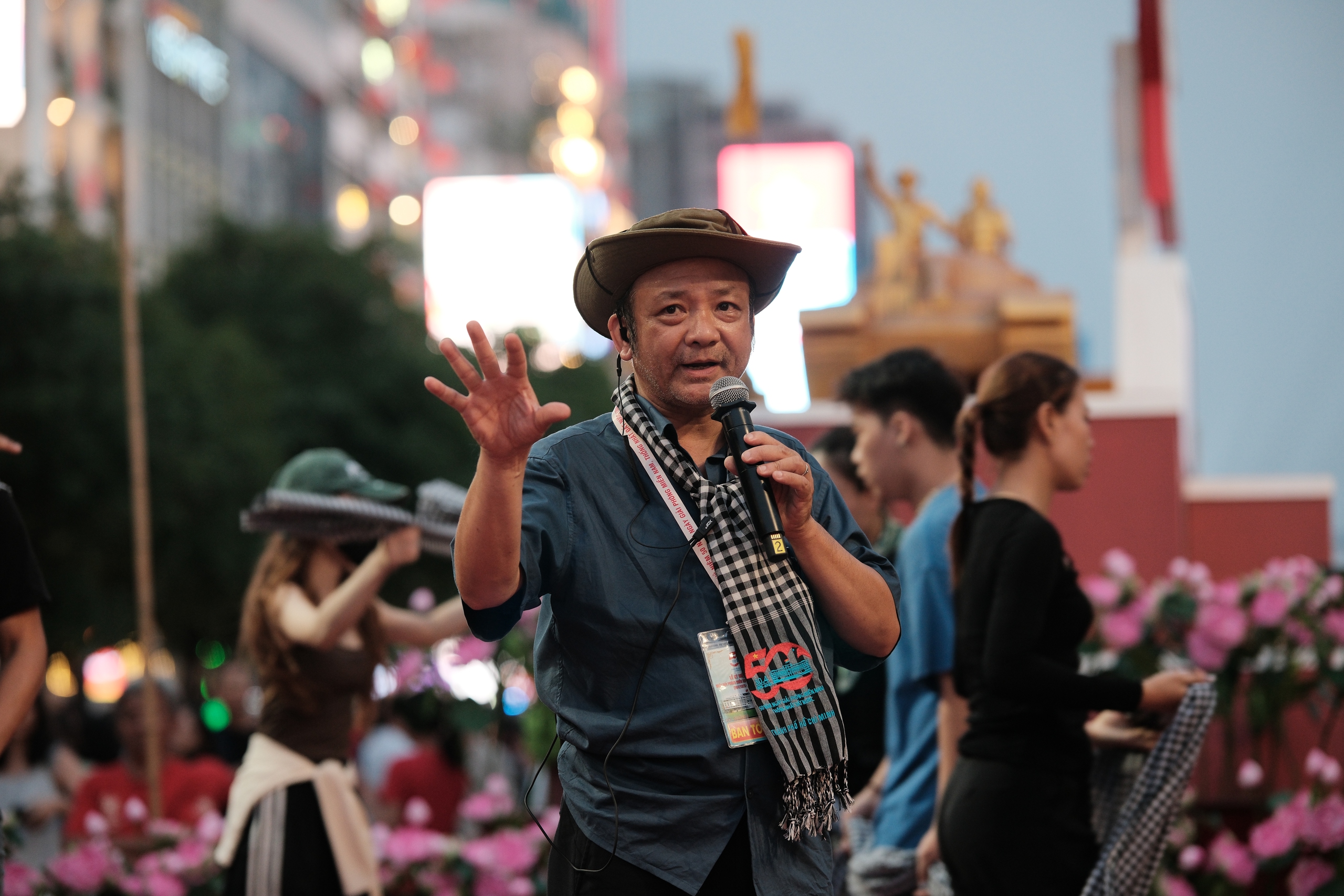 Hàng ngàn người tham gia trình diễn nghệ thuật cộng đồng 'Vũ hội khăn rằn'- Ảnh 2. Hàng ngàn người tham gia trình diễn nghệ thuật cộng đồng 'Vũ hội khăn rằn'- Ảnh 2.