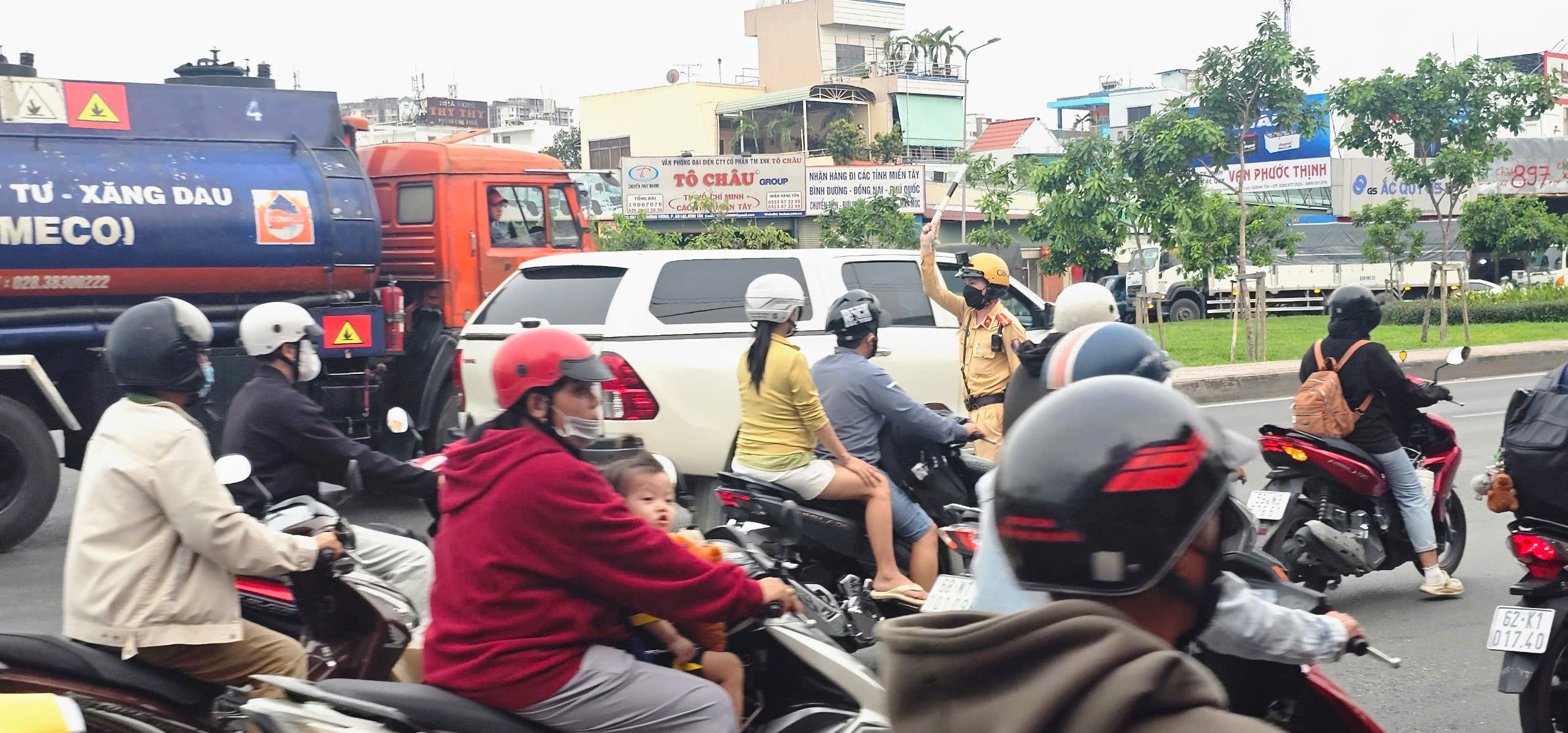 Cửa ngõ phía tây TP.HCM chật kín người, bãi xe quá tải - Ảnh 5.