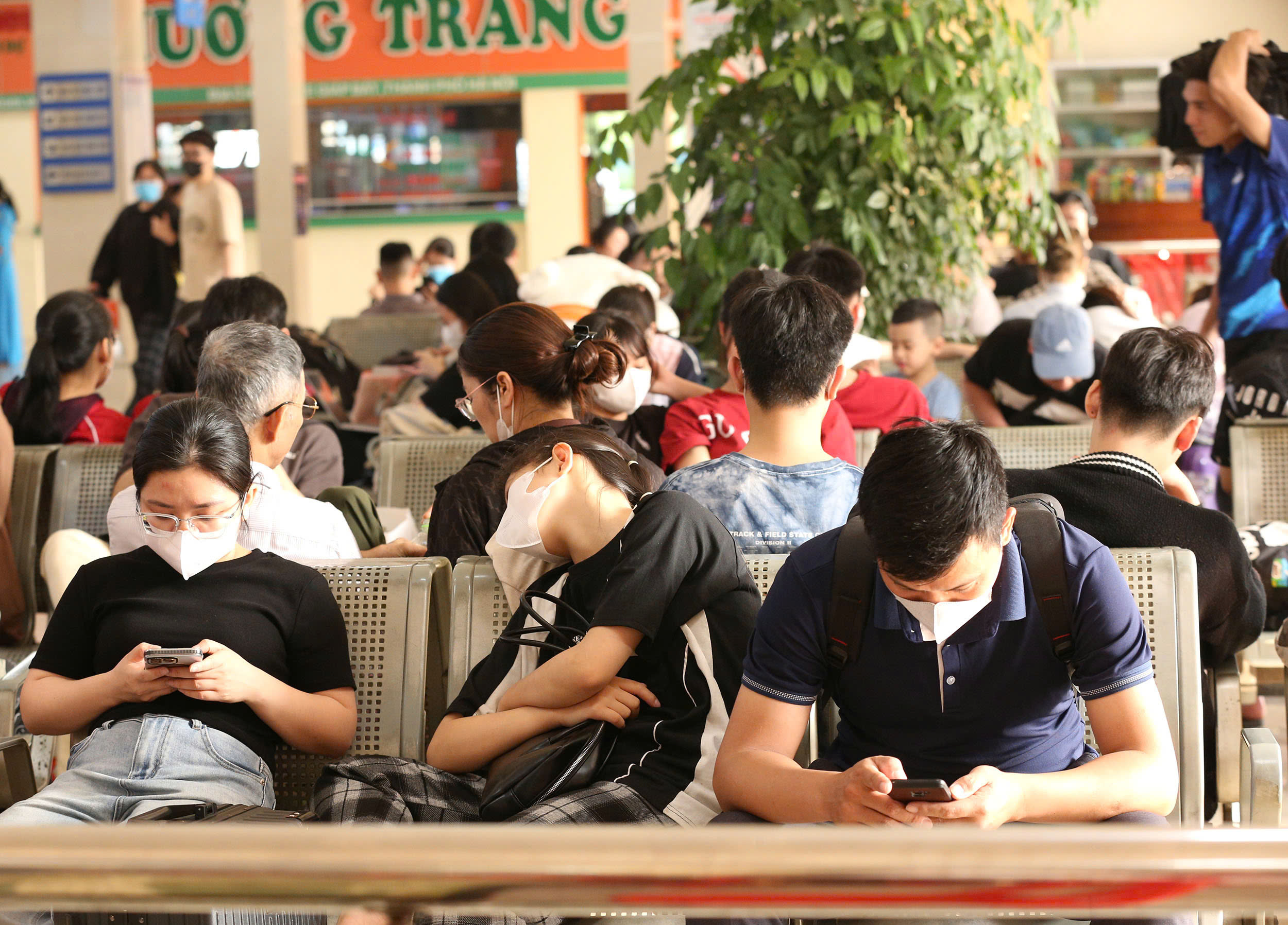 Đường phố Hà Nội ùn tắc nghiêm trọng, CSGT phát loa nhắc người dân đi đúng luật- Ảnh 17.